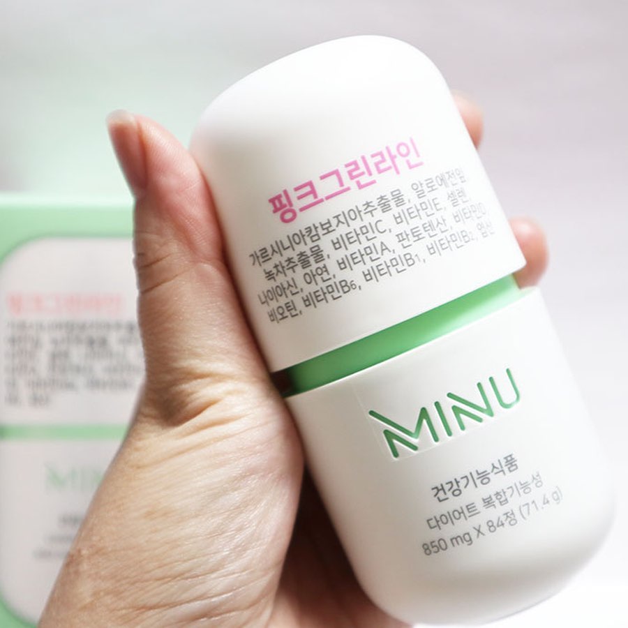 희 on Instagram: “미누 핑크그린라인  신제품이라 기대만발! 녹차카테킨이랑 가르시니아 둘다 들어있어서 한번에 다이어트를 돕는다구요 👍🏻 비타민이랑 미네랄도 풍부해서 영양제느낌도 물씬👀  #미누반반이 #반반이 #미누 #minu #미누다이어트 #미누핑크그린라인…”