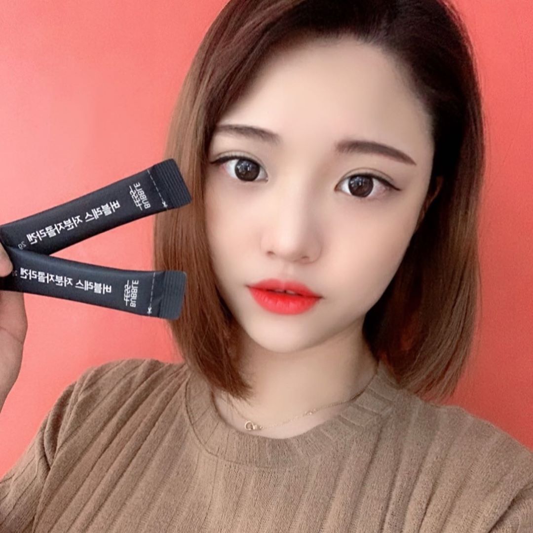 @bk______cc on Instagram: “피부관리 못하는 요즘 저분자 콜라겐으로 관리하기 🧖🏻‍♀️ ⠀ 스틱포장이라 들고다니다가 샐러드에 뿌려도 ᴏᴋ 🥗 음료에 타먹어도 , 그냥 먹어도 ok 상큼한 레몬맛 ,, ᴊᴍᴛ 🍋 ⠀ 25살 이후 부터는 콜라겐 생성량이 급격히 감소 한다는데 지금…”