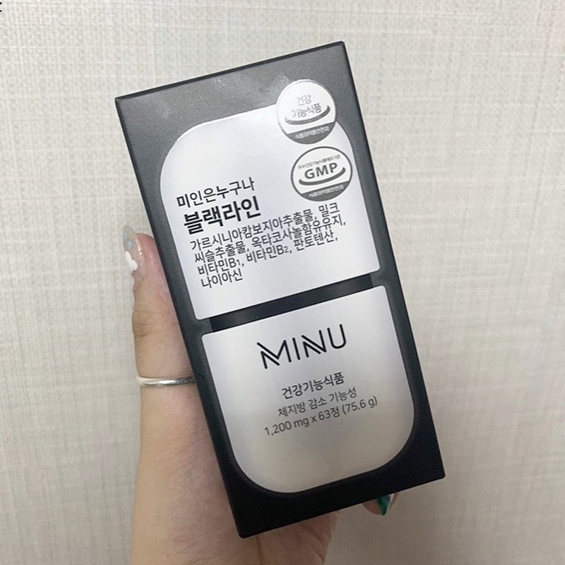 25💜 on Instagram: “우리 아빠의 뱃살을 부탁해ㅜㅜ 요즘 너무 살쪄가지고.. 아빠에게 드리는 선물!! 예전에 비움장이랑 레드라인을 먹어보니까 나름 괜찮아서! 이번에도 미누블랙라인으로 선택했다. . . 다만 먹기가 살짝 불편해서 쫌 그렇다ㅜ  하루 3번 먹어야되는데 회사…”