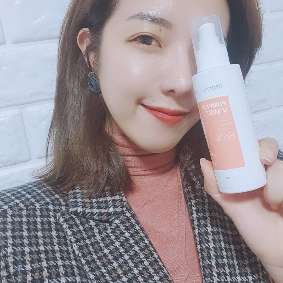 오사랑 on Instagram: “지성이라 건조함 모르던 나도 회사 들어오고 건조라는게 뭔지 깨닫게됨 🤦🏻‍♀️ 날이 갈수록 피부관리가 절실해져서 사무실용 미스트로 장만한 아이 자랑 눈에 띌때마다 뿌려주니까 건조한게 한결 사라짐.. 지성+복합성인 내게 무겁지도 않고, 분사력 리얼…”