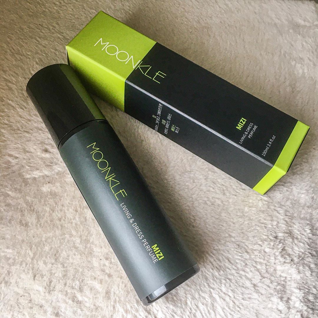 @_zz_917 on Instagram: “#탈취 도 #향기 도 모두 필요할 땐? #뭉클섬유향수 💚💚 네 가지 제품 중 청량하고 싱그러운 연못의 향기를 담은 #뭉클미지 🌱 섬유향수라 그런지 아무리 많이 뿌려도 향이 독하지 않아 머리도 안 아프고 진짜루 48시간 지속〰️🧚🏻‍♀️ (+정전기…”