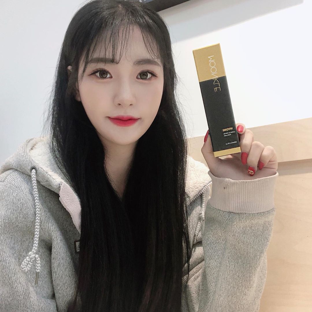 손현주 on Instagram: “지속력이 엄청난 달달한 꽃 향이 나는 뭉클 섬유향수🌹”
