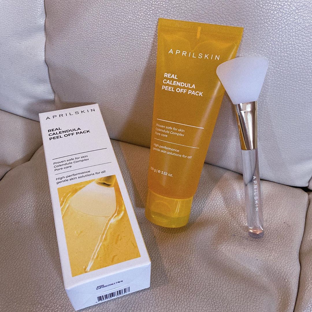 강인영 on Instagram: “에이프릴스킨 카렌둘라 필 오프팩 🌼 ⠀ 좋다는 말이 자자해서 써보고 싶었던 팩 ..! 실제로 써보니 모공 사이사이에 착붙해 피지를 케어해줘서 화장까지