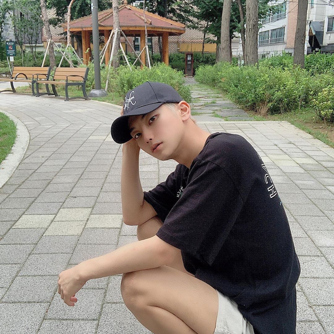 승휘 on Instagram: “머리 안감고 편하게 쓰기 좋고 데일리 스럽게 코디 가능한 모자 집앞에 편하게 나갈때 추천 https://www.zeinsdesign.com/”
