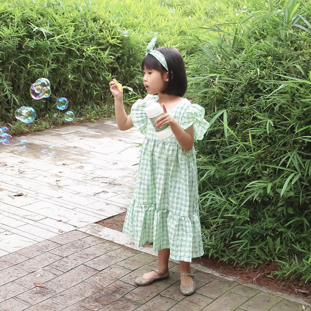데일리리본 on Instagram: “. 1주일 내내 비소식이길래🌧 비안오는 틈을 타서 이쁘게 옷입고 비눗방울 놀이했어요 잠깐의 시간이지만 그래도 잠시나마 이쁘게 #봉주르 앙주 옷