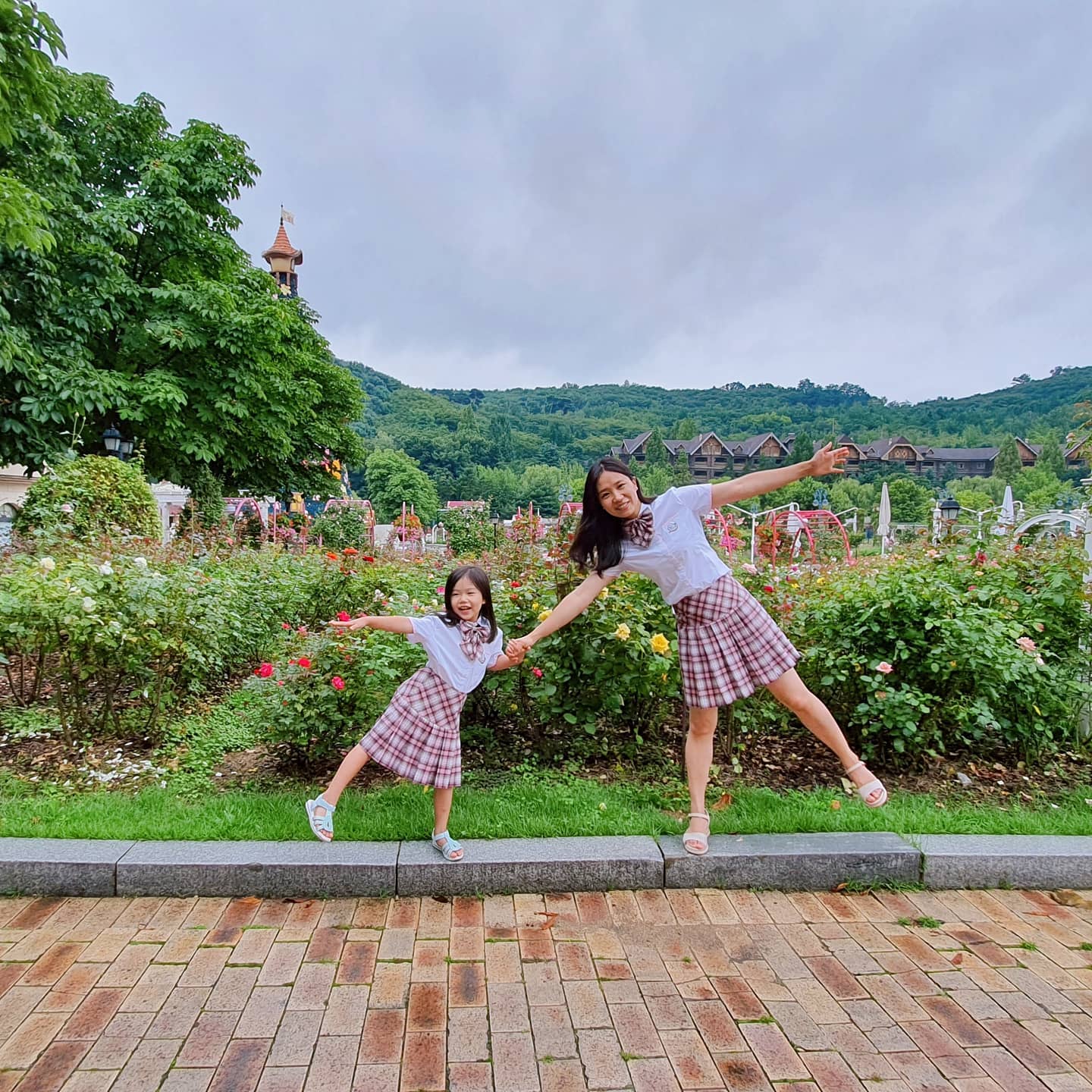 딸내미와 교복데이트💕
에버랜드에서 모녀룩으로 교복 입고 놀이기구 타기 :)
귀엽다 예쁘다 해주니 기분 좋아서 신나하던 딸내미
이렇게 어린 고등학생도 있냐던 말이 제일 기억에 남는다
민망한거 아닌가 했는데 함께 입으니 즐거웠던 시간!

#에버랜드 #감성교복 #에버랜드교복 #모녀룩 #모녀커플룩 #에버랜드감성교복 #어린이교복 #감성교복여아