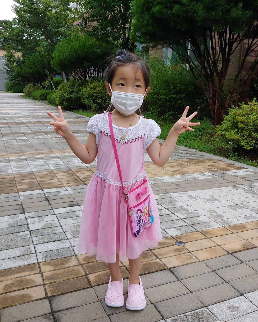 휠라에서 득템!

#플라잉박스 이벤트로
첫번째 슈즈를 받았어요ㅋㅋ
.
#휠라키즈운동화 #꾸미인도어
🌸가볍고 이쁘고 컬러(딸기우유색)를 아주 잘 뽑았네요
요즘 이것만 신고 다녀요~
(복숭아뼈 바로 밑으로 신발이 닿아
 물집이 살짝 잡혀서 조금 아쉬워요~)
.
.
#휠라 #휠라키즈 #휠라키즈운동화
#딸신발 #5세여아 #여아신발
#핑크공주 #이뽀이뽀