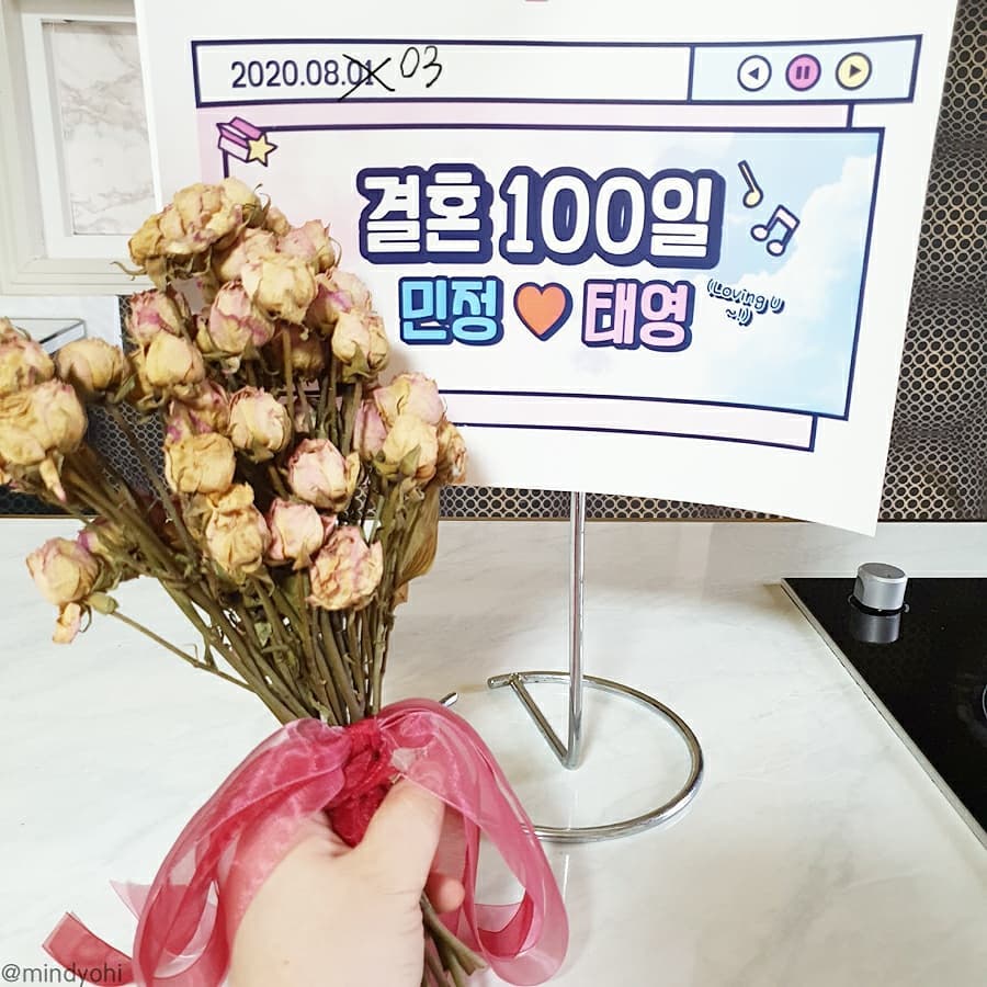 #20200803 어쩌다보니 결혼100일기념여행이된 #강릉여행 💕 i_am_guesun 이 약 100일동안 정성스레 말려준 부케와 함께🥰
.
1일차 - 강릉역에서 #툇마루커피 30분기다려서 주문해놓고 4시간반 동안ㅋㅋ #초당할머니순두부 ,#순두부젤라또 먹고 #안목해변 갔다가 다시 툇마루가서 #흑임자라떼 받고 숙소로❤ 저녁은 #가보자땡초족발보쌈 강릉점에서 족발+보쌈 중자시켰는데 대식가인 오빠도 남길 정도;; 4만원에 배송비도 없고 다음에 강릉가면 또 시켜먹자고 한 곳👍_👍
.
2일차 - #금학칼국수 에서 #장칼국수 + 콩나물비빔밥먹고 중앙시장에서 #106카페 #서리태커피, #버터커피 마셨는데 어제 툇마루보다 훨씬 우리 입맛에 잘 맞음ㅎㅎ 포장해온 #보성닭강정  갈릭반, 매콤반 만원어치인데 양도 많고 식어도 맛있어서 역시 현지인맛집👍0👍(인터넷엔 베니닭강정이 유명)
.
.
하고싶은거 다하고~ 재미있던 부부로써 첫여행..💏 잘 따라주는 오빠라면ㅋㅋ 계획짜는거 행복할듯🤭🤭 반강제지만ㅋㅋ그립톡이랑 키링 고마오😘