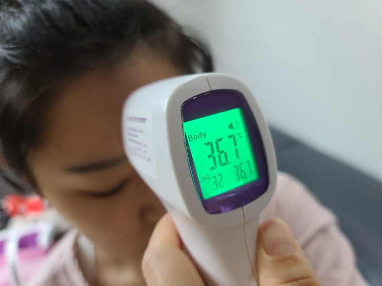 비접촉체온계 발열체크기 요즘같은 시기엔 필수품이죠