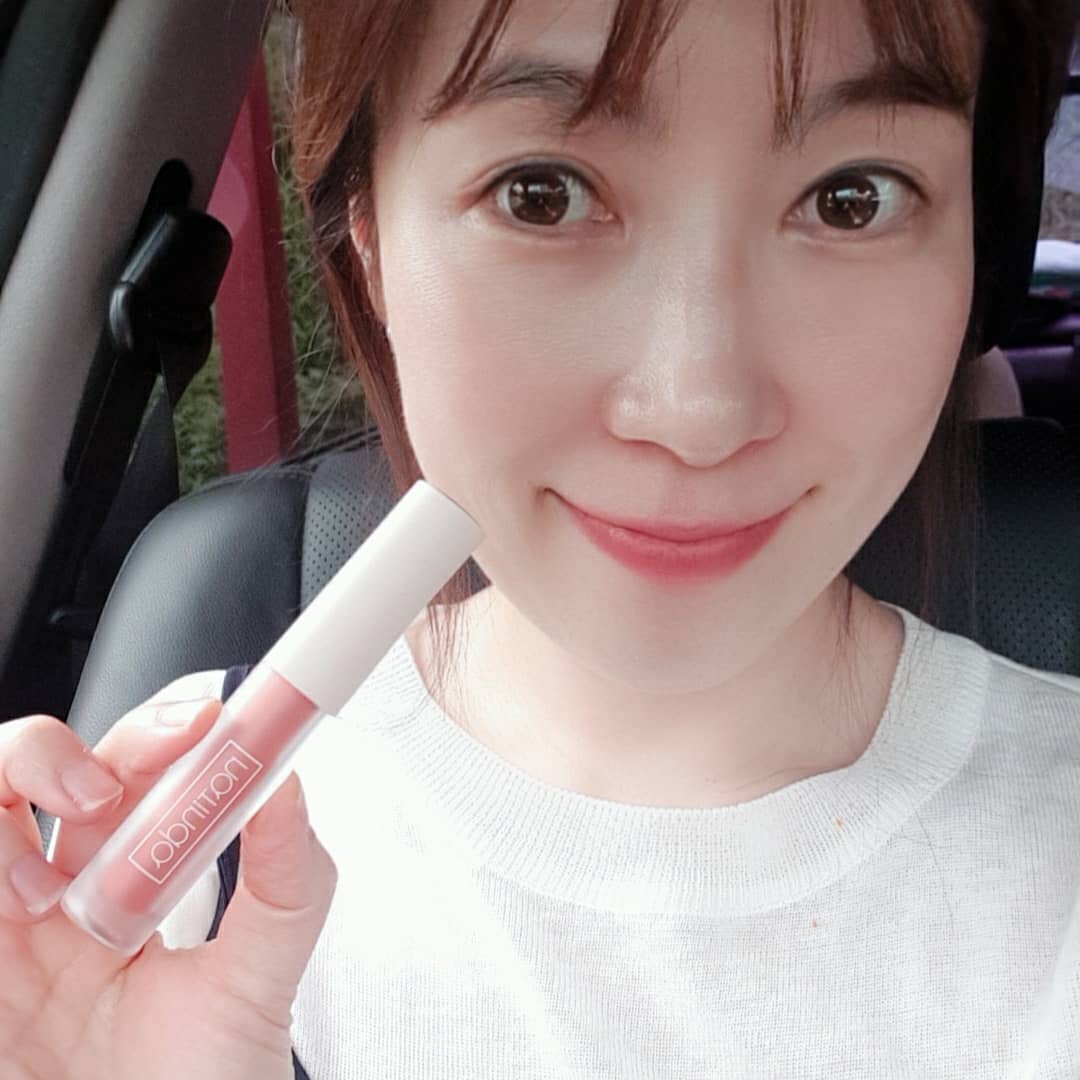 지자매와주니 on Instagram: “화장을 제대로 못하고 나와도 입술은 절대 포기못하지요 꼭 입술엔 모라도 발라야해요🤭 제가 집에 립제품 모아두고 바르는 립덕후랍니다😍 요즘 제가 빠져있