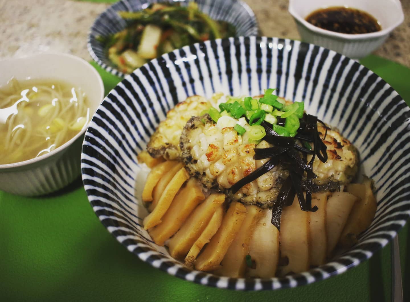 너무 맛없는 비쥬얼로 사진을 찍었다고 한소리 들은 오늘저녁! 버터구이 전복특덮밥 #오늘의집밥 #사진기술의한계 #완도산전복 #이걸표현할방법이없네