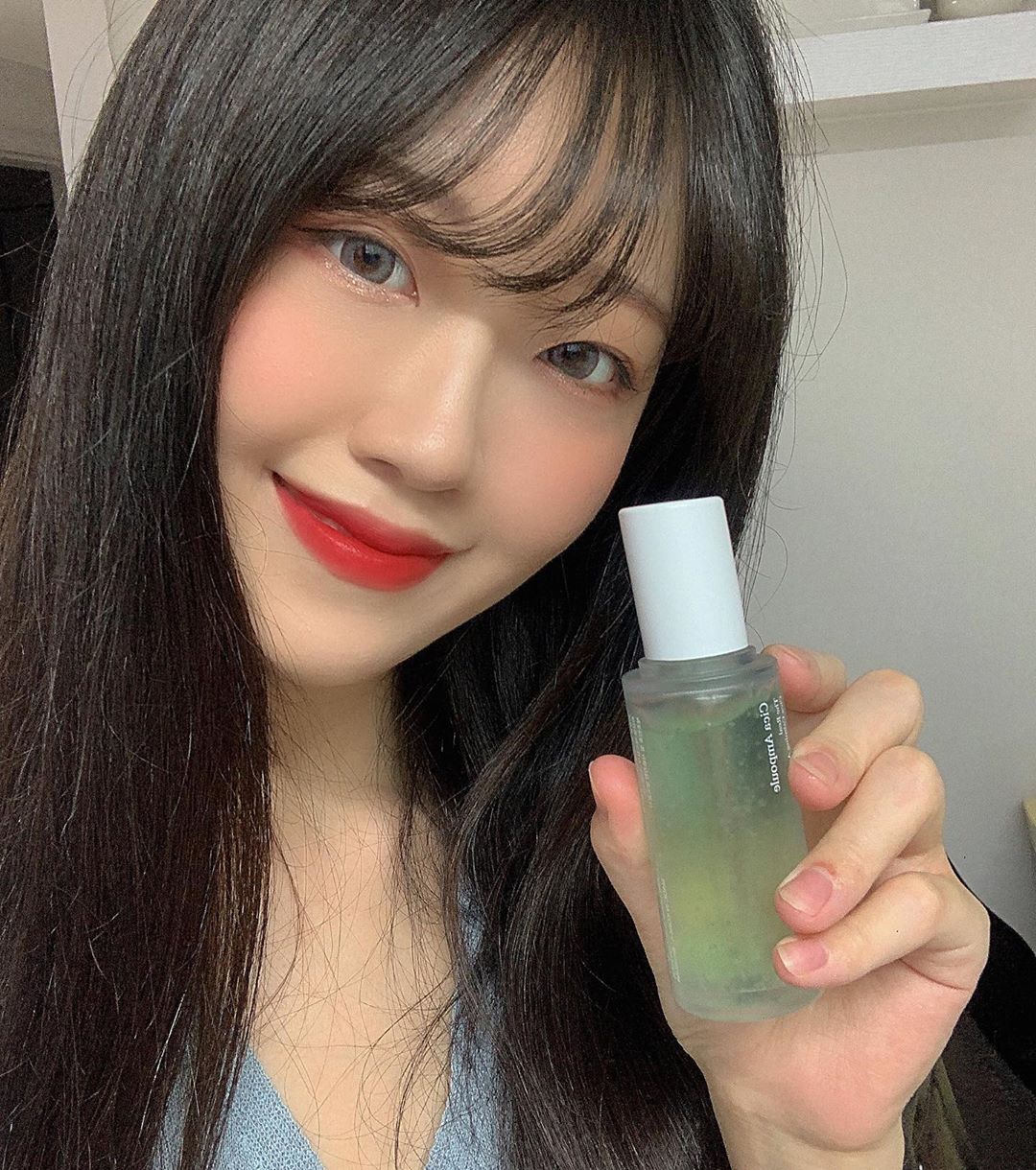 윤주🐰 on Instagram: “요즘 민감하고 예민해진 피부에 도움 받고 있는 앰플😚 전혀 끈적이지 않고 데일리로 부담없이 사용 할 수 있어서 좋다! 시카추출물 75%가 들어가서 예민한 피부