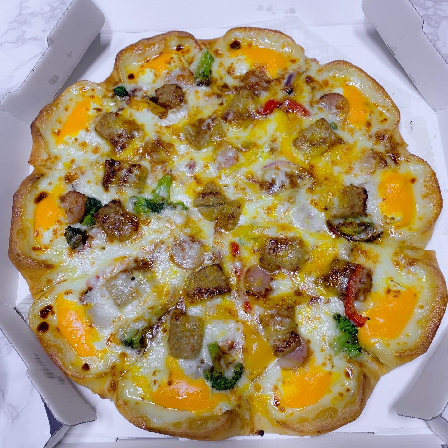 🍕Pizza🍕
⠀
⠀
어느 여름날 먹게 된
피자헛, 얼티밋 치즈 포켓🍕
⠀
토핑은 별다른 특별한 게 없는데,
에지 부분에 치즈가 많이 들어서 풍미가 살아났어요❣️
⠀
⠀
#피자 #저녁메뉴 #추천 #jmt
#음식 #food #먹방 #먹스타그램