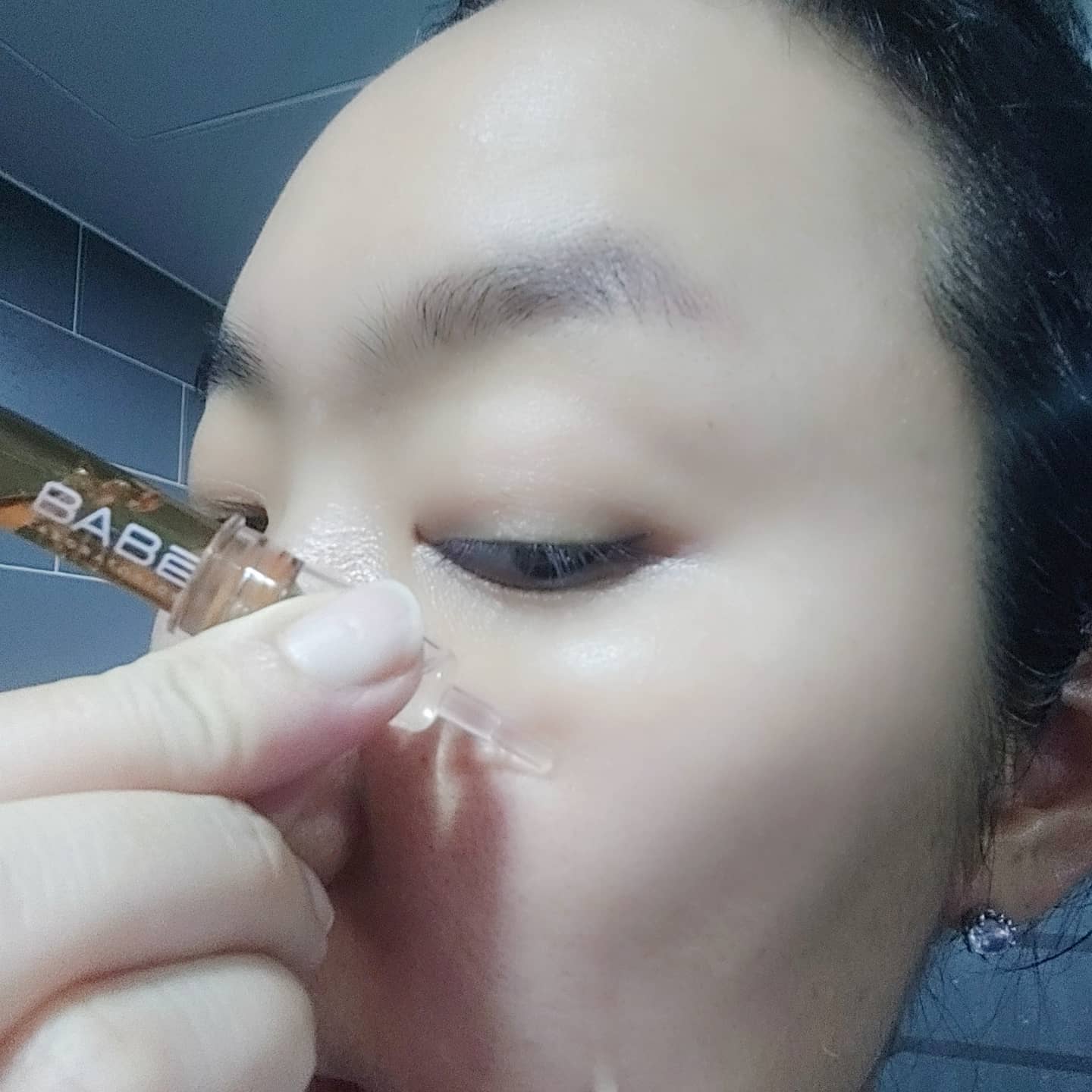 .
연어 코 연골 속에서 추출한 프로테오클리칸 성분이 세포 사이의 연결을 강화하여 피부를 탄력있게 만들어준다는 솔루션 앰플.

쫀쫀모공! 피부탄력! 요러기만 하믄 얼마나좋아
평소에 워낙 모공 고민이 많은지라 요거 요즘 꾸준히 바르고 있는데 확실히 요철이 덜해진 느낌이 손에 느껴지고 있어요.

식물 추추물 100%로 유수분 밸런스를 조절해 편안하고 유연한 피부로 가꿔주고, 프로테오글리칸 성분으로 탱탱하게 탄력까지 채워준다고 하니 
앰플 10개 다 쓸때까지 부지런히 써보려구요.

세안 후 토너 사용 뒤에 얼굴과 목에 도포해서 마사지하듯 흡수시켜 주면 되는 간단한 사용법.
저는 세안 후 물기만 닦고 앰플만 바르는데도 당김 하나도 없고 피부결도 매끈해지는 기분.

한 방울로 완성, 바베 앰플 솔루션!!
.
.
.
#쫀쫀모공앰플 #쫀쫀탄력앰플 #모공조임 #피부탄력 #유수분밸런스조절 바베코리아
#바베 스킨케어 #프로테오글리칸앰플 #환생앰플 #스페인터마코스메틱 #화장품 #화장품그램 #뷰티스타그램 #일상기록