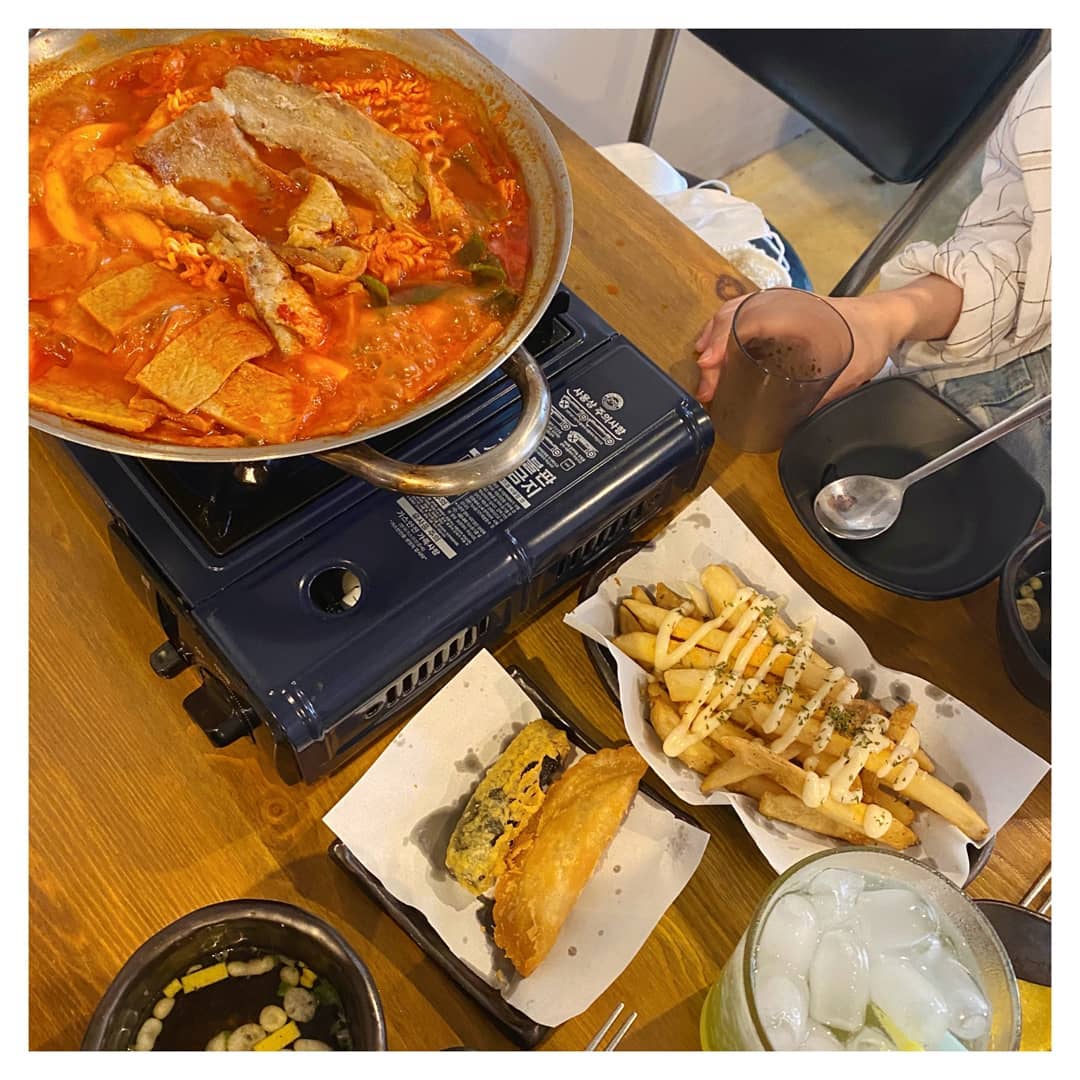 와..👍 여기 신촌가면 또 가려구용!
배 진짜 터집니당 ㅜㅜ 배불러요!
볶음밥+버터갈릭감자튀김+에이드까지!
한 세트로 나오는 구성이라서 미치네용🤭
⠀ ⠀ ⠀ ⠀ ⠀ ⠀ ⠀ ⠀ ⠀ ⠀ ⠀ ⠀ ⠀ ⠀ ⠀ ⠀ 
둘이서 다 못 먹었어용ㅋㅋ 너무 배불러서!
곱창을 직접 손질해서 삶아낸다고 하네용!
캡사이신 말고 고춧가루로 매운맛을 내서
나오는데 매운정도도 정할 수 있어서 좋았어용🙈
⠀ ⠀ ⠀ ⠀ ⠀ ⠀ ⠀ ⠀ ⠀ ⠀ ⠀ ⠀ ⠀ ⠀ ⠀ ⠀ 
무엇보다 맛있는데 이렇게 알찬 구성이면
안 올 수가 없다고 생각해용😋 맘에 듭니당!
신촌에 또 놀러가면 여기 꼭 먹을겁니당!
⠀ ⠀ ⠀ ⠀ ⠀ ⠀ ⠀ ⠀ ⠀ ⠀ ⠀ ⠀ ⠀ ⠀ ⠀ ⠀ 
⠀ ⠀ ⠀ ⠀ ⠀ ⠀ ⠀ ⠀ ⠀ ⠀ ⠀ ⠀ ⠀ ⠀ ⠀ ⠀ 
⠀ ⠀ ⠀ ⠀ ⠀ ⠀ ⠀ ⠀ ⠀ ⠀ ⠀ ⠀ ⠀ ⠀ ⠀ ⠀ 
⠀ ⠀ ⠀ ⠀ ⠀ ⠀ ⠀ ⠀ ⠀ ⠀ ⠀ ⠀ ⠀ ⠀ ⠀ ⠀ 
#신촌떡볶이#품어떡#떡볶이맛집#대창떡볶이
#신촌맛집#맛스타그램#먹방#먹스타#직딩
#신촌#서울맛집#신촌역맛집#좋아요#좋반사
⠀ ⠀ ⠀ ⠀ ⠀ ⠀ ⠀ ⠀ ⠀ ⠀ ⠀ ⠀ ⠀ ⠀ ⠀ ⠀