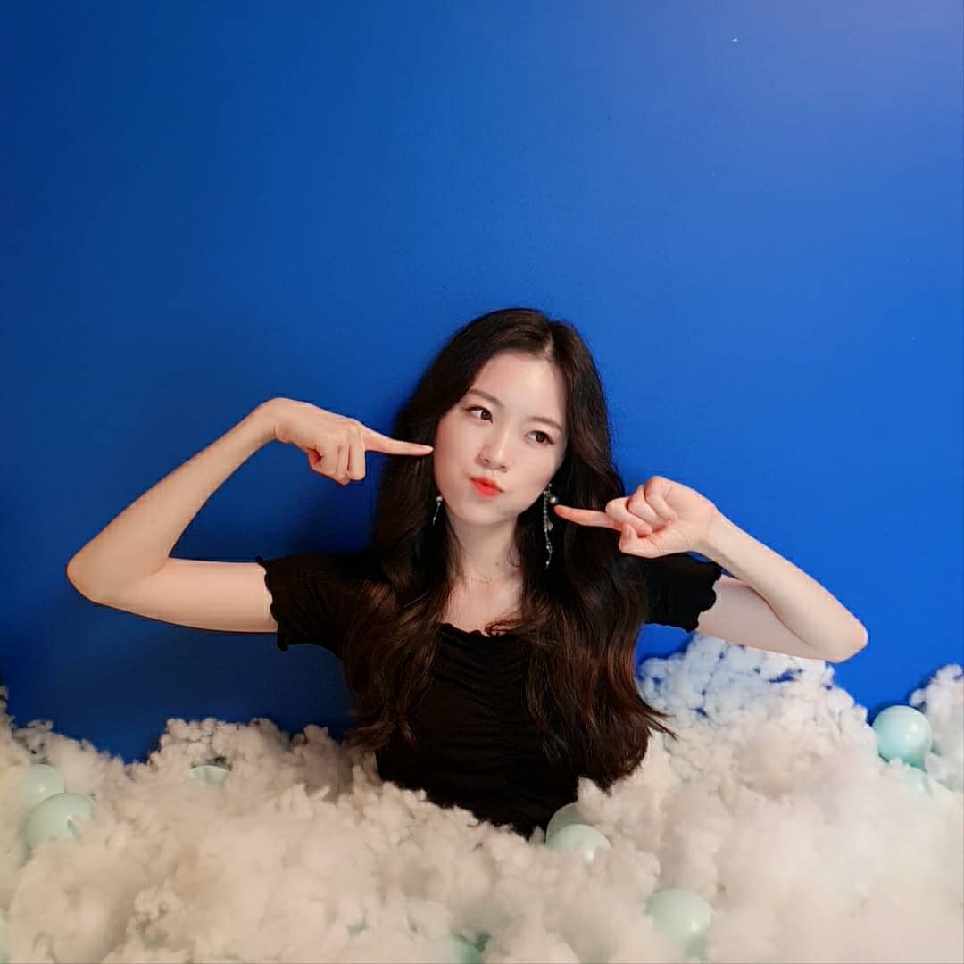 🌿인생사진관 폴더🌿
오랜만에 컬러풀한 전시회👀 나는 빨강보다 파랑이 잘 받는거 같우💙👉😗👈💙 사진 찍은거 다 깨졌다😂 #폴더 #전시회 #성수