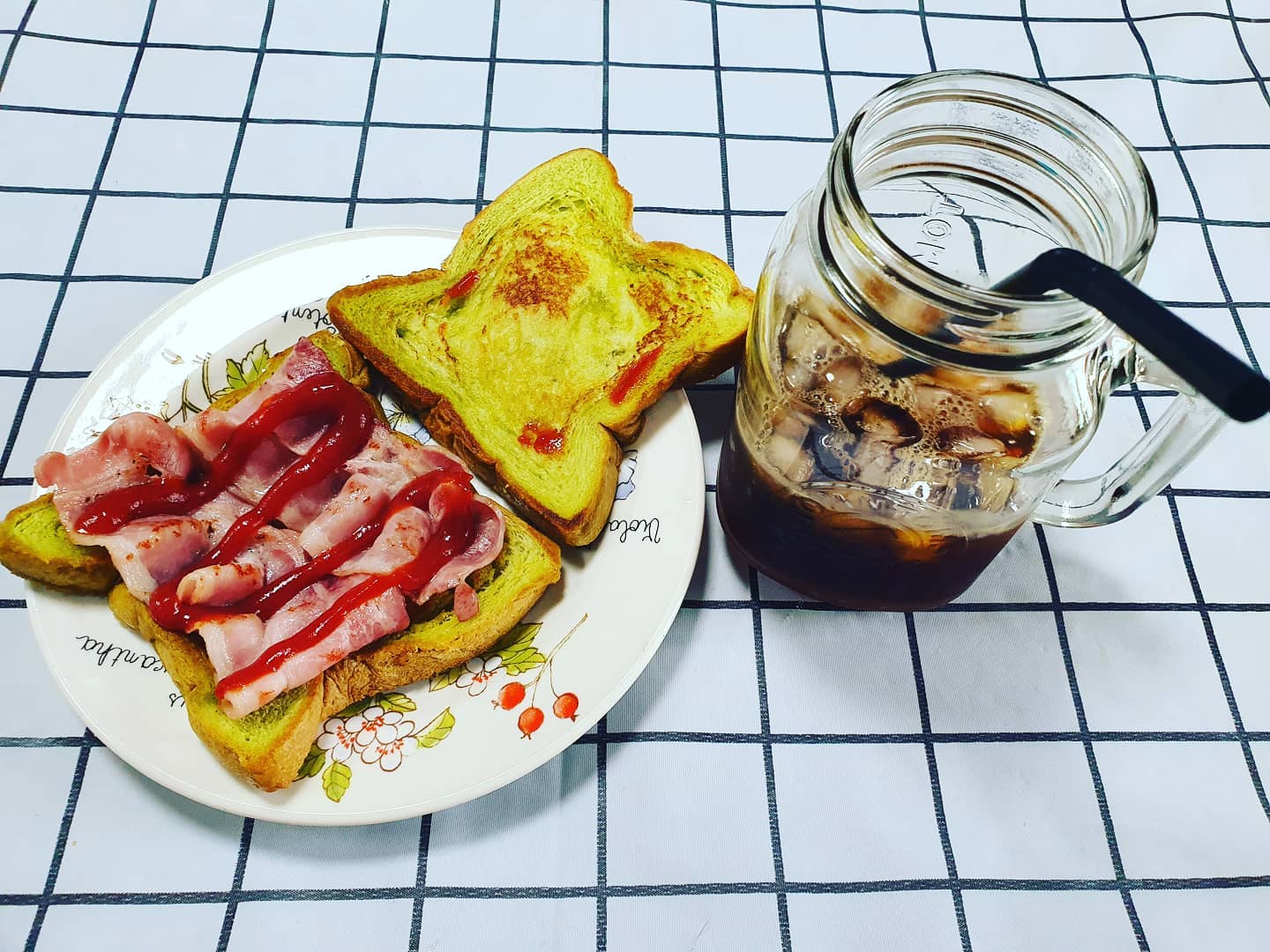 ⠀
⠀
브런치가 따로 있나? 🤣🤣⠀
⠀
녹차식빵에 베이컨, ⠀
그리고 곁들여 마실 아아~💕💕⠀
⠀

⠀
#일상 #데일리 #브런치 #핸드드립 #아아 #녹차식빵 #굿모닝 #홈카페 #홈베이킹 #여름휴가 #럽스타그램 #맛있다그램 #맛집 #음식스타그램 #jmt #먹스타그램 #직딩 #직장인스타그램 #다이어터 #인친 #좋아요반사 #팔로우 #소통 #❤