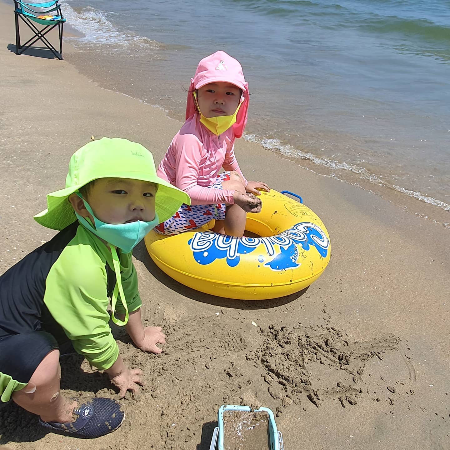 부산 할머니집앞 광안리
마스크 쓰고 노는 바닷가는 힘들구나
사진찍을때만 살짝 내리고 한컷 :)

사람들 없을때 놀고 온다는 것이.. 뜨거워서 힘들었다
마스크 안한 사람들도 많고 취식하는 사람들도 많던데.. 당분간 못가겠다🙄

#광안리 #부산 #광안리해수욕장 #모래놀이