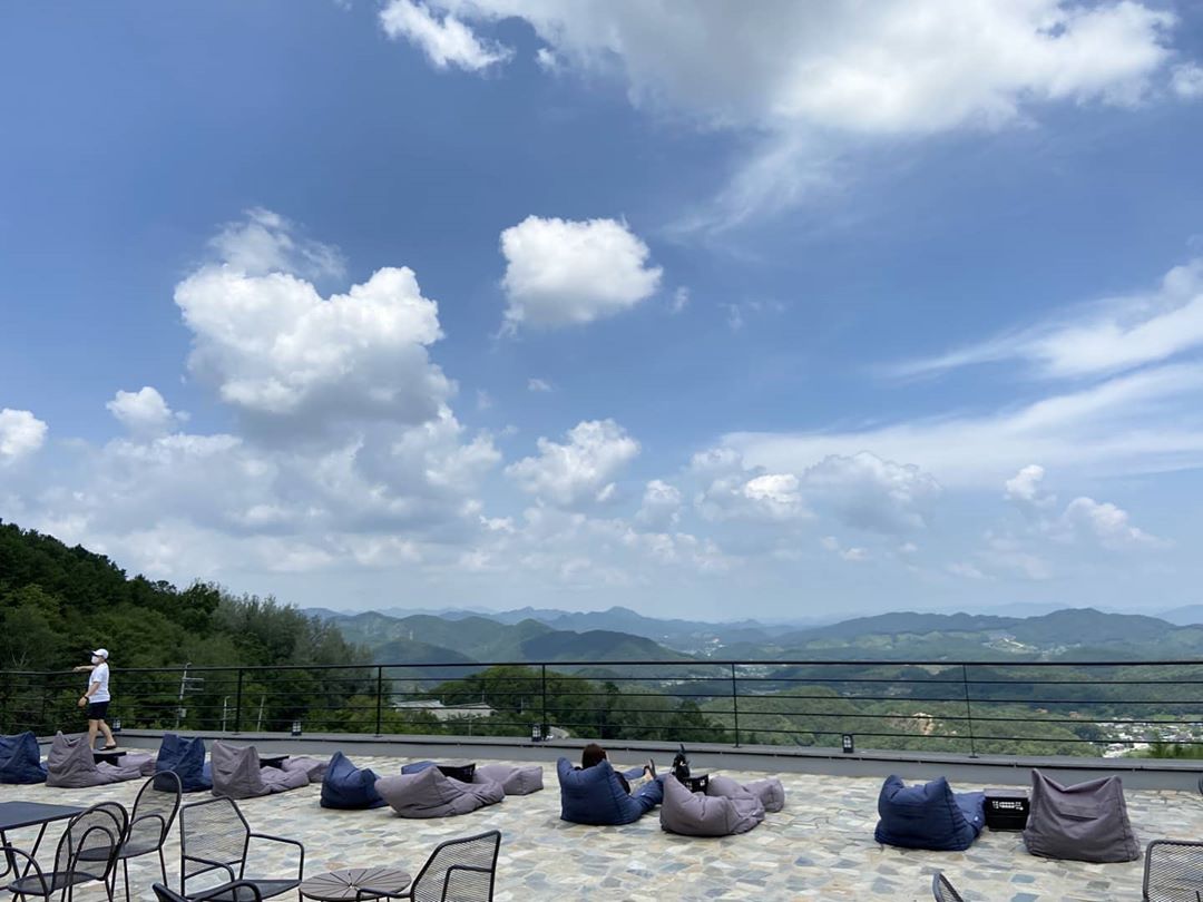 지자매와주니 on Instagram: “드라마 사이코지만괜찮아 촬영장소여서 더 핫해진 사니다 카페 강원도에 20000평이 넘는 카페예요 사계절 매력이 다 달라 더예쁜 카페 봄에는 분홍빛 벗꽃으로 여