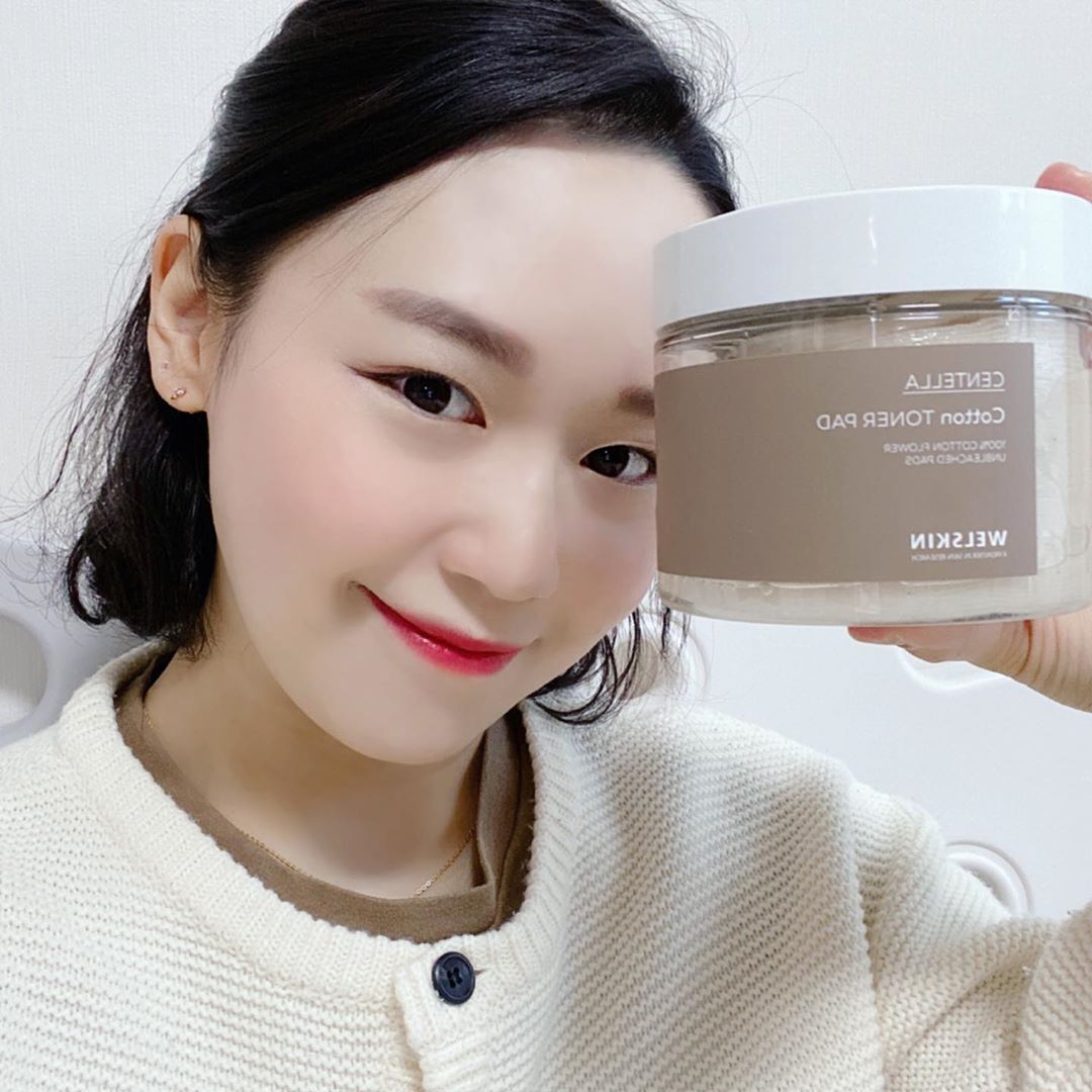 @jeong_daily123’s Instagram photo: “목화씨가 그대로 보이는 웰스킨의 목화솜 토너패드😍 순면 목화솜으로 피부에 저자극! 병풀추출물 2100ppm함유된 80mm의 넉넉한 사이즈, 토너양로 오랫동안 촉