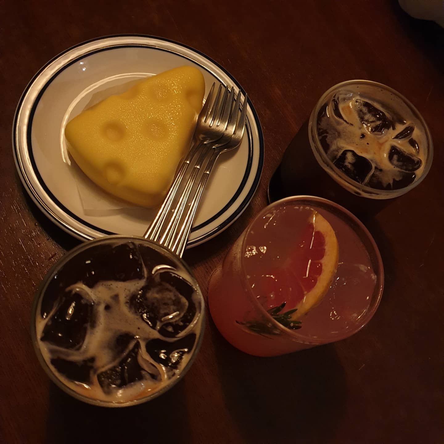 #zzuyum_건대
#건대카페 #아르무아
.
치즈케이크 맛있서ㅜㅜ
입구 문이 옷장 문이었는데 거기를 안찍었당ㅎㅎ
내부도 예쁘고 케이크도 맛있얼
