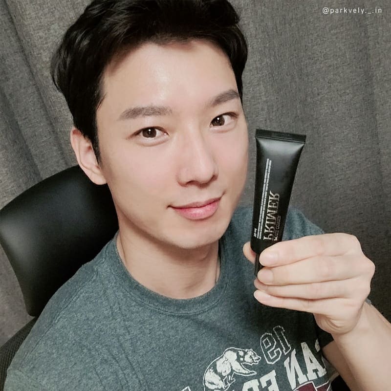 #협찬이지만솔직후기 
⠀
오늘은 
모공 넓은 남성분들을 위한
#옴므메이크업 꿀팁을 가져왔어요 💁‍♂️
⠀
평소 신랑이 모공이 넓어
늘 고민을 하는 편이라
#무칸프라이머 를 사용해봤는데
⠀
프라이머 발랐을때는
육안에서는 티가 안나지만
만져보면 모공과 잔주름이 메꿔주어
매끈하고 부드러운 피부결이 되었고
⠀
그냥 비비크림 바를때보다
프라이머를 바르니
모공이 덜 부각되면서
피부가 훨~씬 매끈하고 좋아보였어요 🧡🧡🧡
⠀
그리고 유분을 잘 억제해주어
번들거림도 방지해주니
특히 여름철에 너무 좋더라고요 👍👍👍
⠀
모공이 넓은 남성분들이라면
매끈한 피부메이크업을 위해
무칸프라이머를 강추해요 🙆‍♂️🙆‍♂️🙆‍♂️
⠀
mukan_official
.
.
.
#무칸 #남성프라이머 #남자프라이머
#남자메이크업 #남성프라이머 #모공커버
#남자화장품 #남자화장 #30대남자 #20대남자
#AD #뷰티템 #뷰티스타그램 #뷰티팁