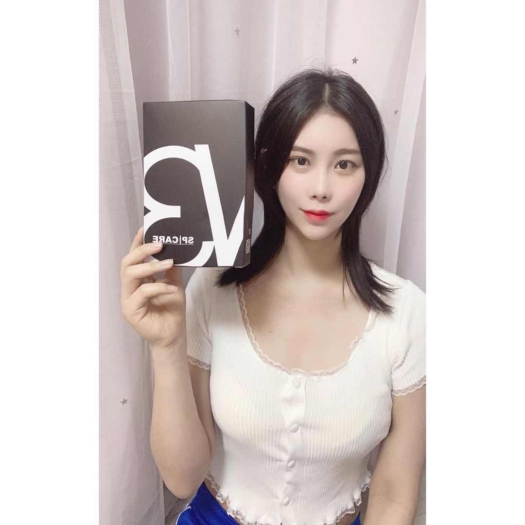  “요새 1일 1밴드하는 프리사이즈 [로피] V3 밴드 디자인이 예쁜 V3밴드가 앞턱, 볼, 광대를 감싸올려주며 총 16개의 미끄럼 방지 날개(빗살무늬)로 피부쓸림을 방지해줘서 편하게 사용가능하며, 총 8개의 지압점이 한번 더 눌러줘 매끄러운…”