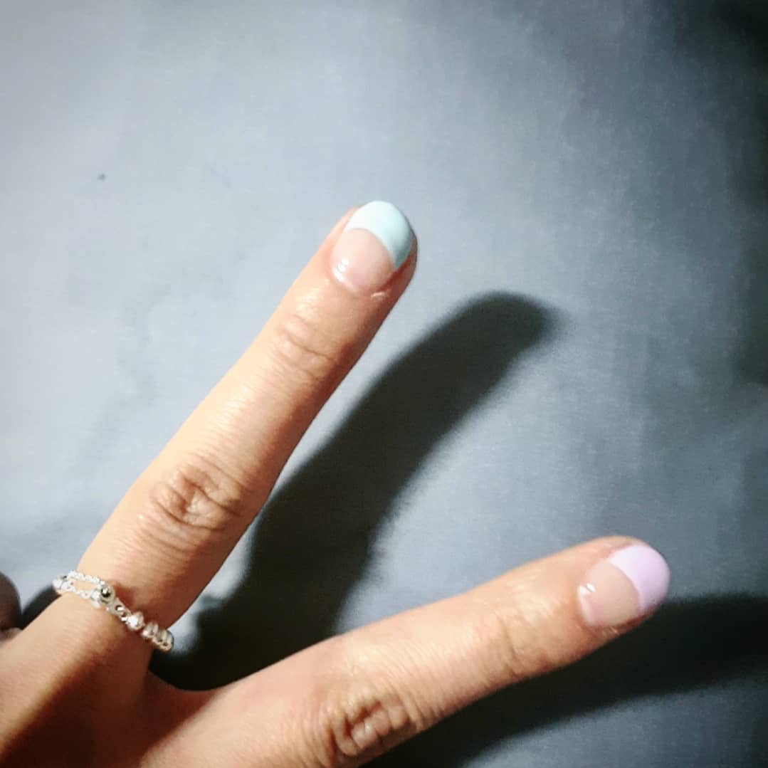 손톱이 부러지고 부러져서 안쪽으로 찢어져서..
몇년만에 찾은 네일샵...♡

손톱이 부러져서 계속 깎다보니.
손이 못나졌어ㅋ

짧아도 예쁘게 해주셔서 감사해요♡

다음에 또 올께요^^

#쭈네일스토리#파츠네일#파츠공짜#쭈네일스토리추천#사하구네일샵#네일아트#당리동네일샵추천#딥프렌치네일#손톱모양#당리네일#쭈네일#파츠네일아트#사하구네일#손톱네일#당리동네일