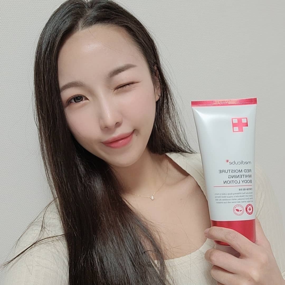  “#협찬 #제품협찬 예민하고 민감한 피부에도 사용가능해서 아토피 피부인 콩이한테는 딱이예요❣ 심지어 검둥이인 콩이한텐 화이트닝이 되는 바디로션이라니..😊 이제 얼굴만 미백관리하지말고 몸도 미백로션쓰면서 톤케어를 해야겠어요😳 소프트한 코튼향이라…”