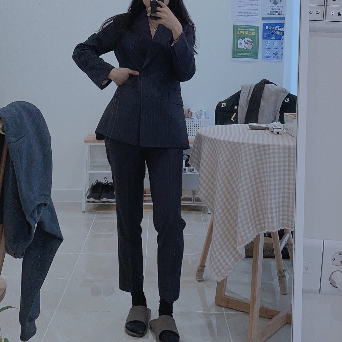 .
.
널부러진게 맘에 안들긴한데
내수트가 끝장나게 잘나왔네~
.
.
#여자수트 #여자맞춤수트 #데일리룩 #데일리수트 #네이비수트 #womansuit #suit #bespoke #비접착수트 #홀랜드앤쉐리 #영국원단 #세빌로우 #자랑자랑 #fff #소통해요 #좋아요반사 #좋테