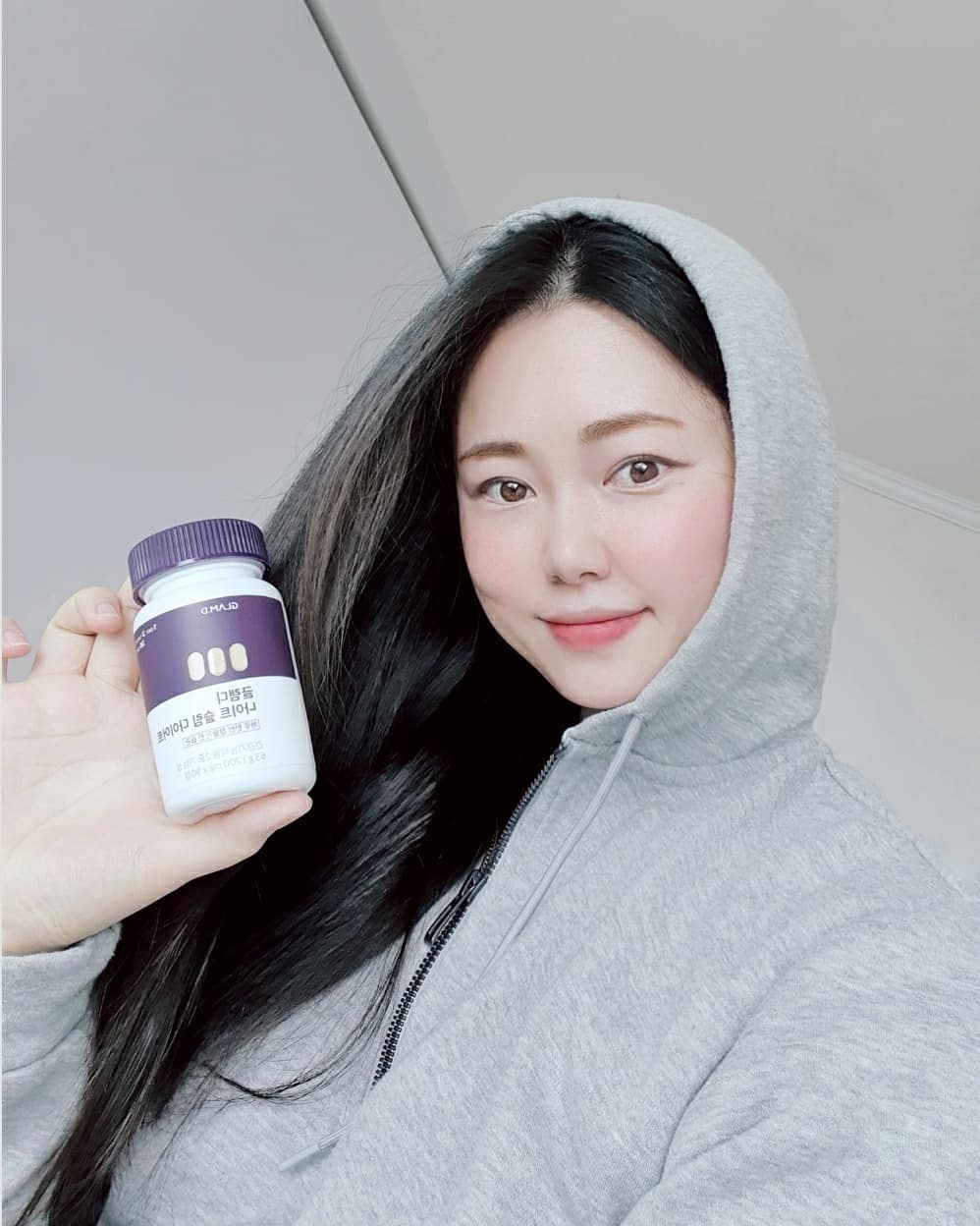  “조리원에서 퇴소한게 두달이 다 되어가는데 몸무게는 퇴소날 그대로🤦‍♀️ 맞는 트레이닝복이 하나도 없는게 실화입니까ㅋㅋ 아직 운동을 하는건 무리인 것 같고 단유했으니까 요런거라도 챙겨 먹어야할 것 같아요 하루 한번 잠들기전에 3알 먹으면 끝👍 테아닌이…”