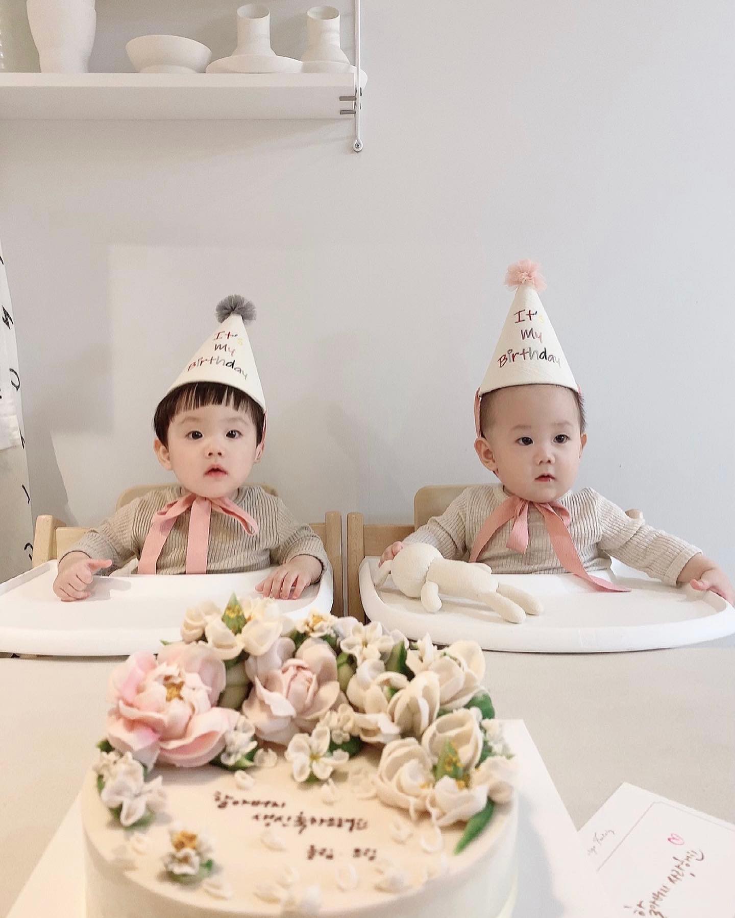 D+320 ᵔᴥᵔ

#할아버지생일축하해요🎉

사랑하는 우리아빠❤️
둥이할비생일🎂

엄마랑 올•드림이 케어 해주신다고 집 버리고
우리집와서 같이 살고 계시쥬~😘😘

엄빠 아니면 올•드림이 어케 키울지 막막😱😱
친정은 진짜 사랑이쥬~🧡❤️💛

#다같이효도합시다
#쥐띠맘 #아들둥이 #쌍둥이 #육아소통
