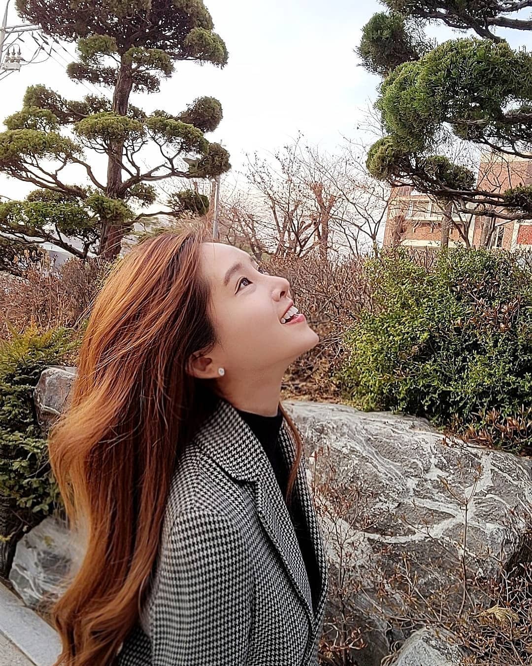  “#광고 #협찬 심플한듯하면서 과하지않게 화려해 보이는 퀄리티 높은 #몽트레조 AAA큐빅지르코니아 귀걸인데요 처음에 배송받고 열어보고 깜짝놀란게.. 진짜 다이아인줄 알았..🤭 (미쳤🤦‍♀️ㅋㅋㅋ) 소장하고 있는 골든듀 다이아귀걸이가 있는데 옆에 놓고…”