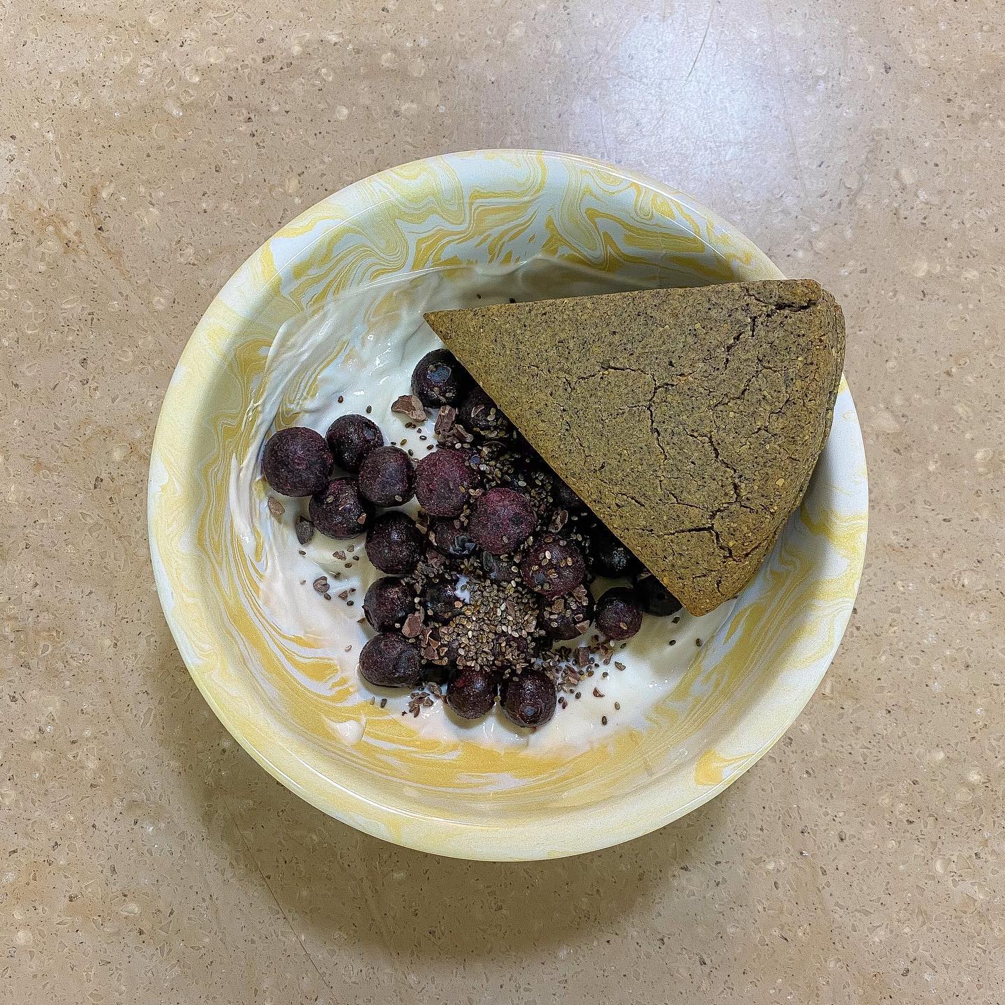 3월 5일 저녁 🥣
.
또거트다 또 요거트 ㅎㅎㅎ
집에 먹을 게 없어서 한시간 고민하다 먹은 저녁🍴
아침이랑 비슷하게 요거트에 블루베리 카카오닙스 치아씨드 넣고 머드스콘 흑임자스콘 에어프라이어에 돌려서 먹었다 존맛👏🏼✨💖
.
#제티_식단 #식단기록 #식단공유 #식단관리 
#식단일기 #다이어터저녁 #요거트볼
#커클랜드그릭요거트 #머드스콘