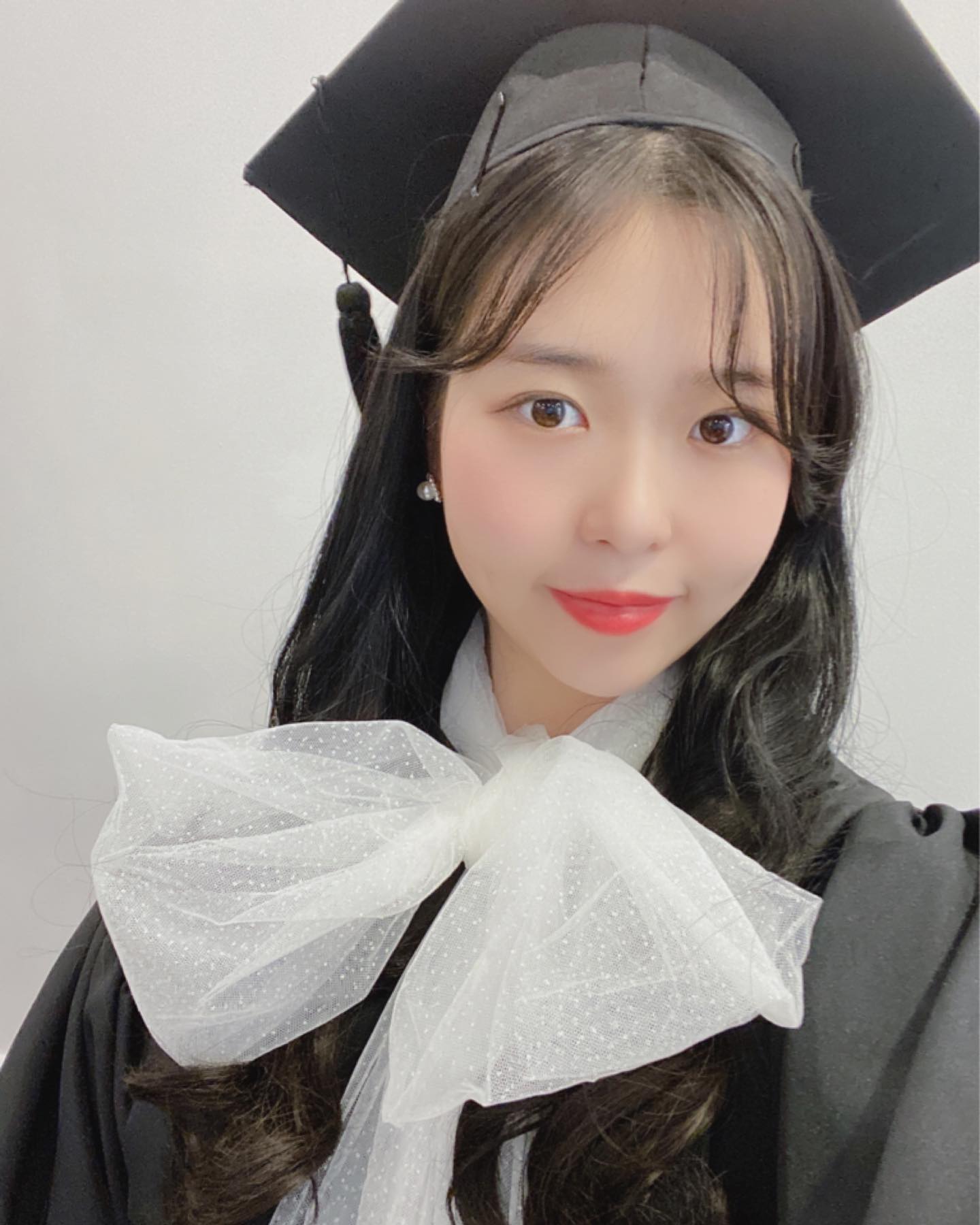 지겹고 지겹던 4년. 나도 졸업을 하긴 했당
졸업식도 못하고 뒤늦게 찍은 학사모 사진 💖