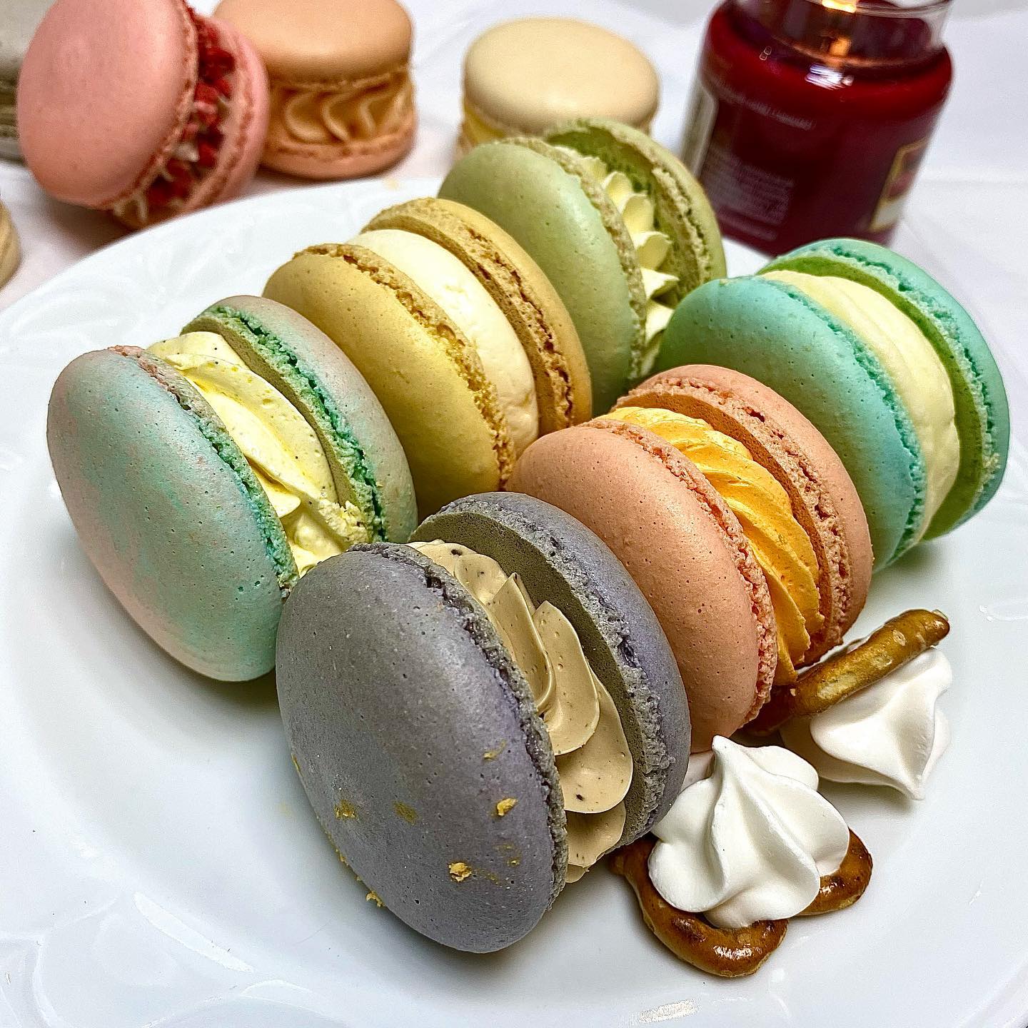 안양 머랭퀸🍪 
#마카롱 #맛집

오늘은 우연히 발견한 마카롱 맛집을
소개하려고 해요!!💁‍♀️

제가 주문한 메뉴는 12구 랜덤이였는데
메뉴 선택을 잘 못하시는 분들에게는
정말 딱 좋은 메뉴인 거 같더라구요!☺️☺️

랜덤으로 배달 온 맛들은
우유, 소금바닐라, 딸기우유, 오레오
요거트플레인, 얼그레이, 체리, 인절미,
파인애플요거트, 뽀또치즈, 레드자몽,
솔티드카라멜 이렇게 12가지 맛이 왔어요!

개인적으로 저는 레드자몽, 파인애플요거트랑
딸기우유 이 세가지 맛이 제일 맛있더라구요!💖💖

특히 딸기우유맛은 필링에 딸기건조칩(?)이
붙어있어서 더 새콤달콤하고 맛있었어요!!ㅠㅠ😭💖

그리고 마카롱집들 보면
어떤 곳은 꼭 마카롱이 느글느글 거려서
많이 못먹는 곳들 있잖아요...?!!!🥲
그런데 여기는 마카롱은 막 달거나
느끼하지 않아서 많이 먹을 수 있을 더 같더라구요!!🤭❤

그리구 머랭퀸은 택배 주문도 
가능한 거 같더라구요!

요즘은 마카롱집들도 옛날이랑 다르게
배달이랑 택배가 돼서 너무 좋은 거 같아요 !💖

▫️메뉴 : 수제마카롱 12구 랜덤 26400원

▫️위치 : 경기 안양시 만안구 안양로 174 안양센트럴헤센 상가 102동 117호
.
.
#마카롱맛집 #안양마카롱 #안양맛집 #수제마카롱 #마카롱추천 #머랭퀸 #안양머랭퀸 #머랭퀸마카롱 #마카롱택배 #먹스타맞팔 #먹팔해요 #먹팔 #먹팔맞팔 #먹스타그램
