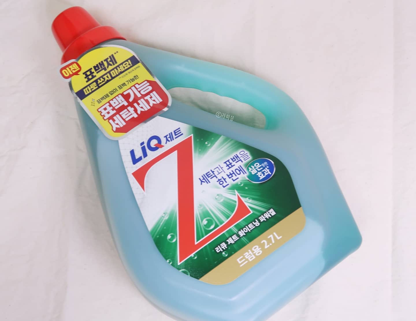 *AK LOVER 제품 지원*

평소에 깔끔하게 흰옷 빨래를 하기 위해서
표백제와 세탁세제를 나눠 2중으로 사용하며

또 좁은 세탁실에 분리해서 수납하기 어렵던 제가 사용하기엔 딱 좋은 제품!

무려 세탁과 표백이 한 번에 되는 
2 in 1 액체세제,리큐 제트 화이트닝 파워겔을 만나봤어요 :)

리큐 제트 화이트닝 파워겔은
독자 개발 기술로 표백과 세탁 기능을 한 번에 구현하여
무려 자사 액체세제 대비 48% UP된 강력한 표백력과 재오염 65%가 감소된 것은 물론!

파라벤 6종, 형광증백제가 첨가되어 있지 않고
미세먼지제거력,유성오염,피지오염제거력 공인기관 시험 완료했다고 하니
이건 뭐 그냥 말이 필요 없는 꿀템이 아닐까 싶어요!

저는 얼마전에 봄맞이 대청소를 시작하여
집안의 모든 이불빨래를 리큐 제트 화이트닝 파워겔을 사용해 주었는데,
색바램/이염 걱정 없는 컬러케어 효과 덕분에
세상 말끔 깔끔하게 빨래를 마칠 수 있던 것 같아 뿌듯하더라고요:)

앞으로 모든 흰옷빨래는 물론
컬러옷 빨래 마저도 리큐 제트 화이트닝 파워겔과 함께 해야겠어요!

#애경#AKLOVER#리큐#리큐제트화이트닝파워겔#액체세제#세제추천#세제#세탁용품#액체세제추천#세탁세제추천#미세먼지세탁#미세먼지세탁세제#흰옷빨래#드럼세탁기세제#저자극세제#강력세탁