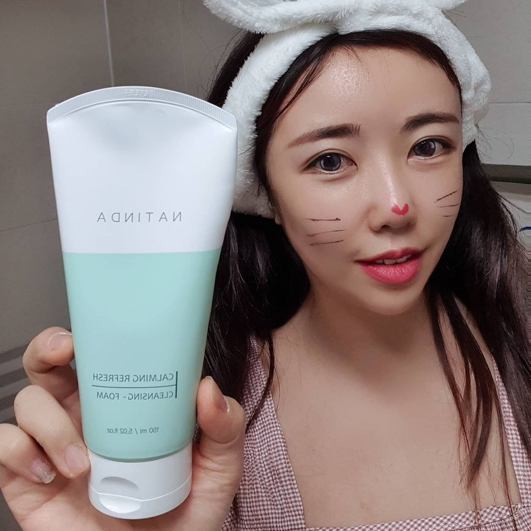  “#협찬 #나틴다 🌿나틴다 카밍 리프래쉬 클렌징 폼 모공 속 노폐물 제거 및 피부 진정효과가 뛰어난 나틴다 카밍 리프래쉬 클렌징 폼👍   미세하고 고운 크리미한 거품이 메이크업은 물론 피부 각질과모공 속 노폐물을 깨끗하게 클렌징 해줘요~ 자연유래…”