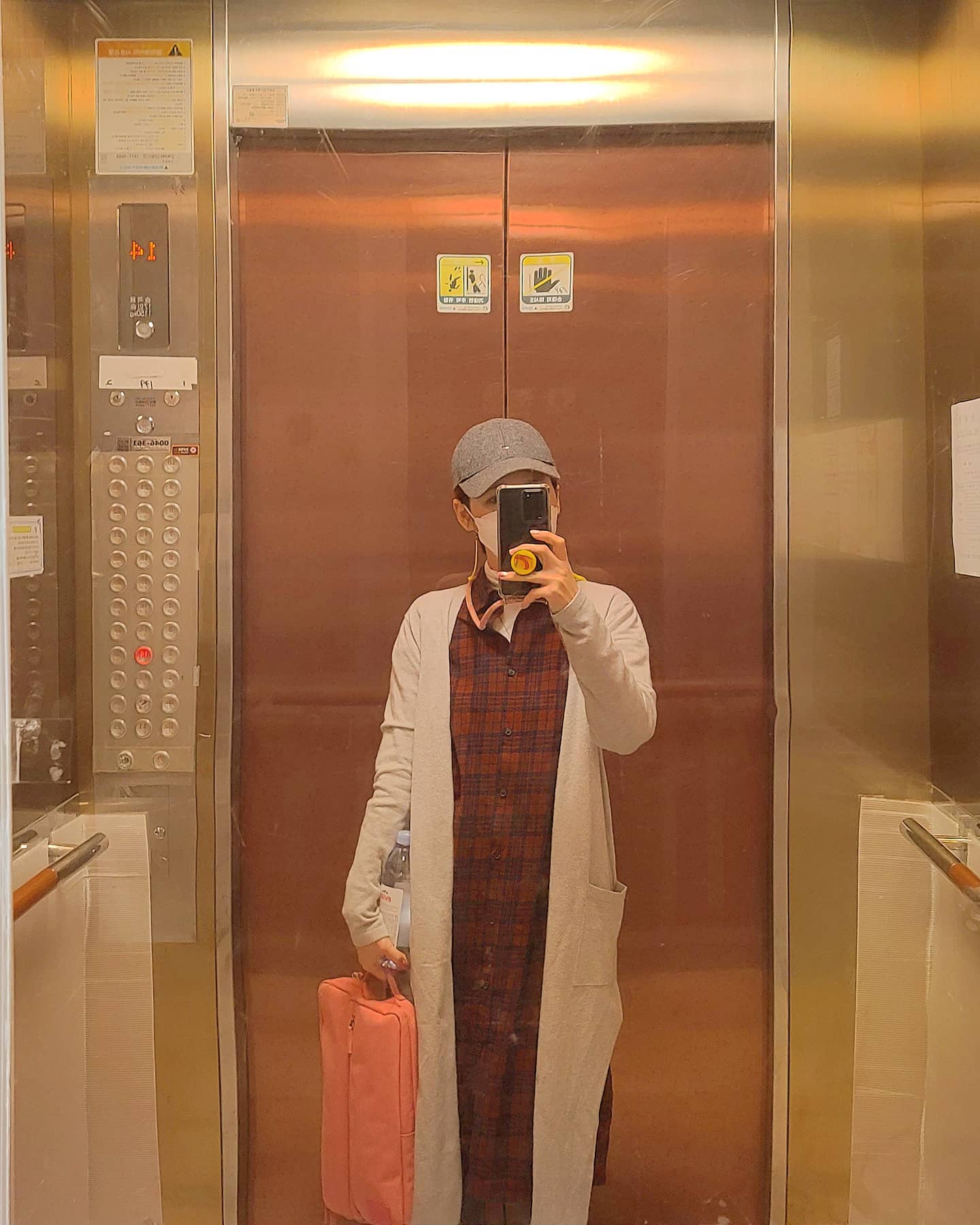어랏. 여기 거울은 울퉁불퉁하네🧐

보정어플 없이 쌩 카메라로 찍은건데...쩝😑

개학은 했는데 온라인/오프라인 수업을 뒤죽박죽 섞어놓고 그것조차 매번 바꿔버려 멘붕오게 만드는...공립학교들

그래서 제 스케줄도 아주 그냥 뒤죽박죽...제대로 엉켜버렸어요ㅎㅎㅎ

그래서 아무거나 주워입고 시간되는데로 수업다니기 바쁩니다🥲

오늘도 잠실을 몇번째 가는건지...🤦🏻‍♀️

#수업 #수학강사 #금요일
.
.
.
.
.
.
.
.
.
.
#일스타그램 #직딩스타그램 #공스타 #수학수업 #수업스타그램 #미러샷 #셀피  #셀피그램  #데일리그램 #데일리룩코디 #일상기록 #일상스타그램 #일상그램  #인스타데일리 #소통스타그램 #팔로미 #인친환영 #뷰스타그램 #사진스타그램 #셀카 #셀기꾼 #셀스타 #일상룩 #오늘의코디 #얼스타그램 #생얼주의 #엘베샷