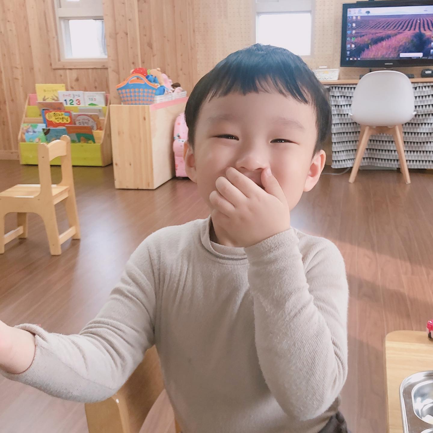 .

2020.3.3~4

신학기 적응기간~❤︎ 
너무 즐겁게 적응 잘하는듯 해서 안심~
특히나 탄탄한 이번년도 특활!̤̻ 
첫날 집에오자마자 영어노래를 부르구 
숫자를 영어로 카운팅 🤩 Wow~
그냥 막 따라하는 줄 알았더니 
그건 또 아니고..
3이 three고 5가 Five인걸 알고 대답을..!!!̤̻ 👍🏻

#기대되는2021 
#입은왜가리고웃는거니 
#국공립소영어린이집