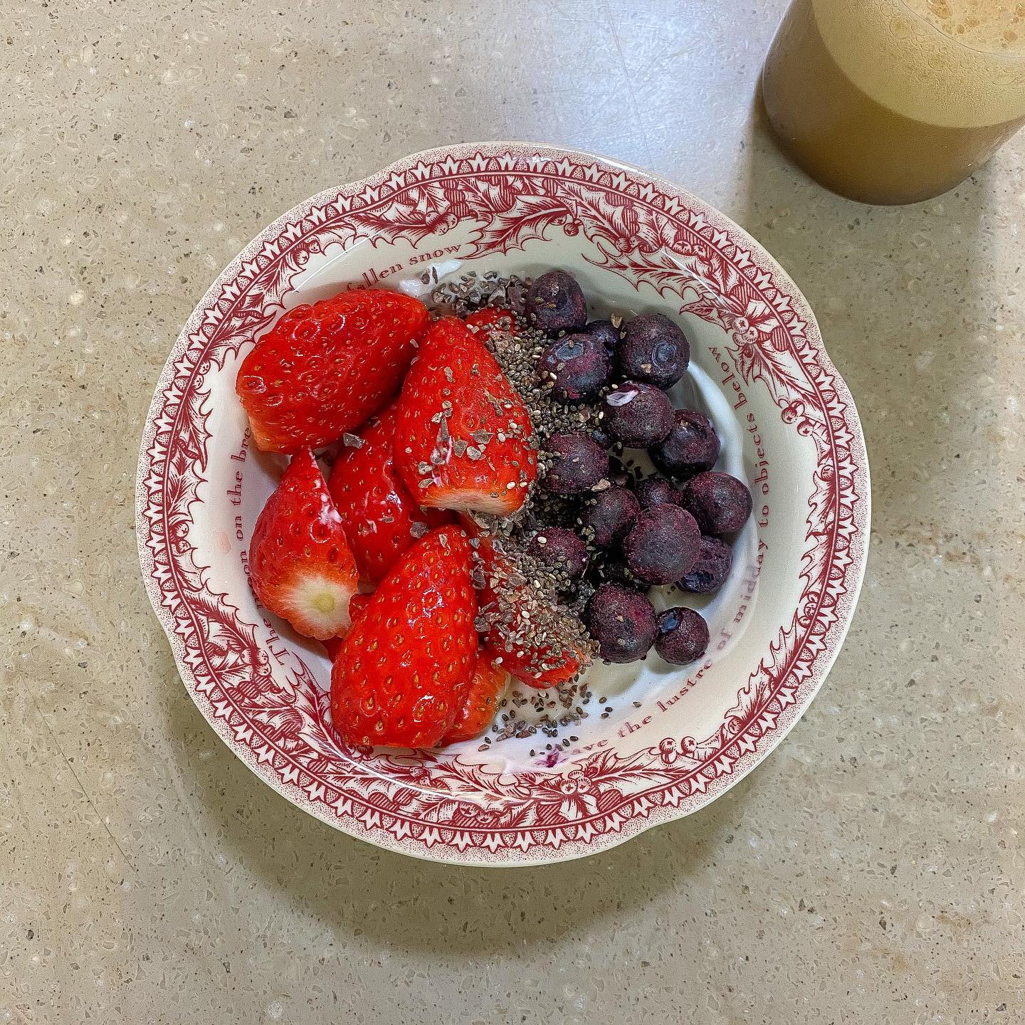 3월 15일 아침 🥣
.
오랜만에 올리는 피드 ㅎㅎ
공복 유산소 사이클 30분 타고 🚴🏻‍♀️
프로틴쉐이크 한 잔🥛 그리고 
블루베리 딸기 넣은 요거트볼 아침먹기💖
.
부지런하게 사는 건 너무 어렵다..
으아아아ㅏㄲ 할게너무 많아...
.
#제티_식단 #식단기록 #식단공유 #식단관리 
#식단일기 #다이어터아침 #요거트볼 #쉐이크
#커클랜드그릭요거트 #마이프로틴 #프로틴쉐이크