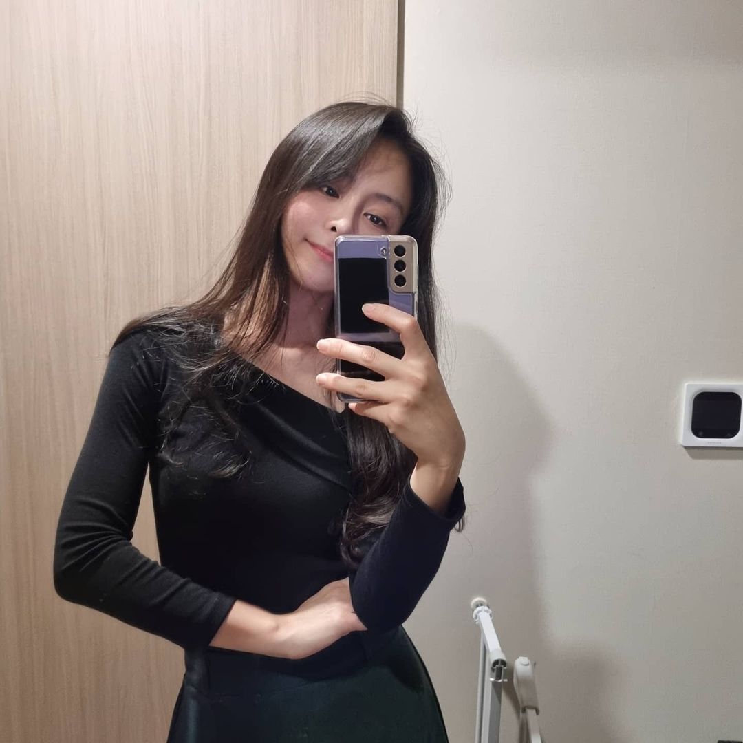  “갤21 방열패드 장착🌬 갤21 사면서 제일 걱정이였던 발열!! 핸드폰을 많이 사용하는 편은 아니지만 아기키우는데 호옥시 폭발이라도 하면 어쩌나 노파심에 장착하였다. 케이스에 붙여도 효과 있다는 말에 냉큼ㅋㅋㅋ 의준이가 김🍙 붙여놓은것 같지만 발열…”