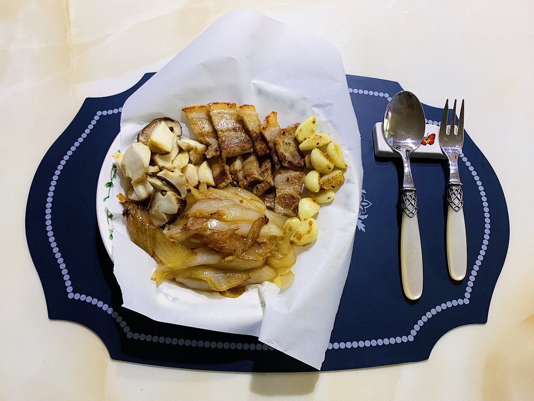 🥩집에서 삼겹살 먹기🥩
⠀
— — — — — — — — — — — — — — — — — — —
⠀
버섯 ✖️양파✖️마늘 ✖️삼겹살
맛있는 거 ➕ 맛있는 거 = ❤️
⠀
정성 들여 구운 만큼 더 맛있는 고기🥰
⠀
— — — — — — — — — — — — — — — — — — —
⠀
#저녁 #삼겹살 #집밥 #먹스타그램
#dinner #food #lover #jmt