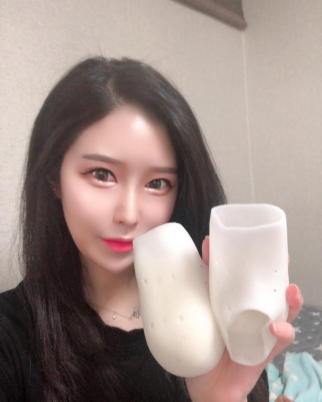  “오늘은 ❤️바디공식의 키높이밴드 3cm❤️ . ➡️기존 양말속 깔창과는 다르게 밴드 형식으로 구현해 편안한 착용감과 자연스러운…”