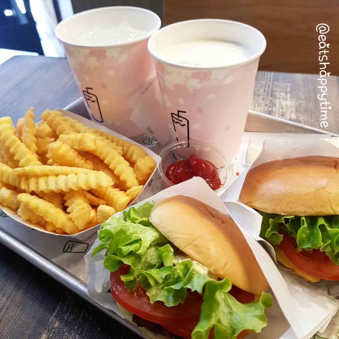 🍔SHAKE SHACK🍔
.
■쉑버거 6.9
■프라이 3.9
■쉐이크 5.9
■탄산음료 2.7
.
정~~말 오랜만에 먹어보는 쒝쒝!!!🍔
쉑쉑버거는 밀크쉐이크랑 셋뚜죠~👍
버거가 조금 작은거같지만 
감자튀김이 양이 많고 밀크쉐이트랑
먹으니 배가 부르더라구요🤤
단짠단짠 조합이 넘 좋아요❤
부드러운 비프패티에 번도 모닝빵같은 
부드러운 번이더라구요😍
무엇보다 여기는 마요네즈를 주기때문에 감튀에 마구마구 뿌려먹었어요🤣
.
❣단짠조합 쉑쉑버거 #잇츠해피타임
 .
🚩서울 강남구 도산대로 327 (쉐이크쉑 청담점)
⏰매일 11:00 - 22:00
.
#쒝쒝버거#쉑쉑버거 #쉑쉑#쉑쉑버거청담#버거스타그램 #버거맛집#수제버거🍔 #수제버거 #수제버거맛집 #밀크쉐이크#단짠단짠#감자튀김#감튀#쉐이크쉑 #쉐이크쉑청담점#먹스타그램#푸드스타그램#음식스타그램#점심메뉴