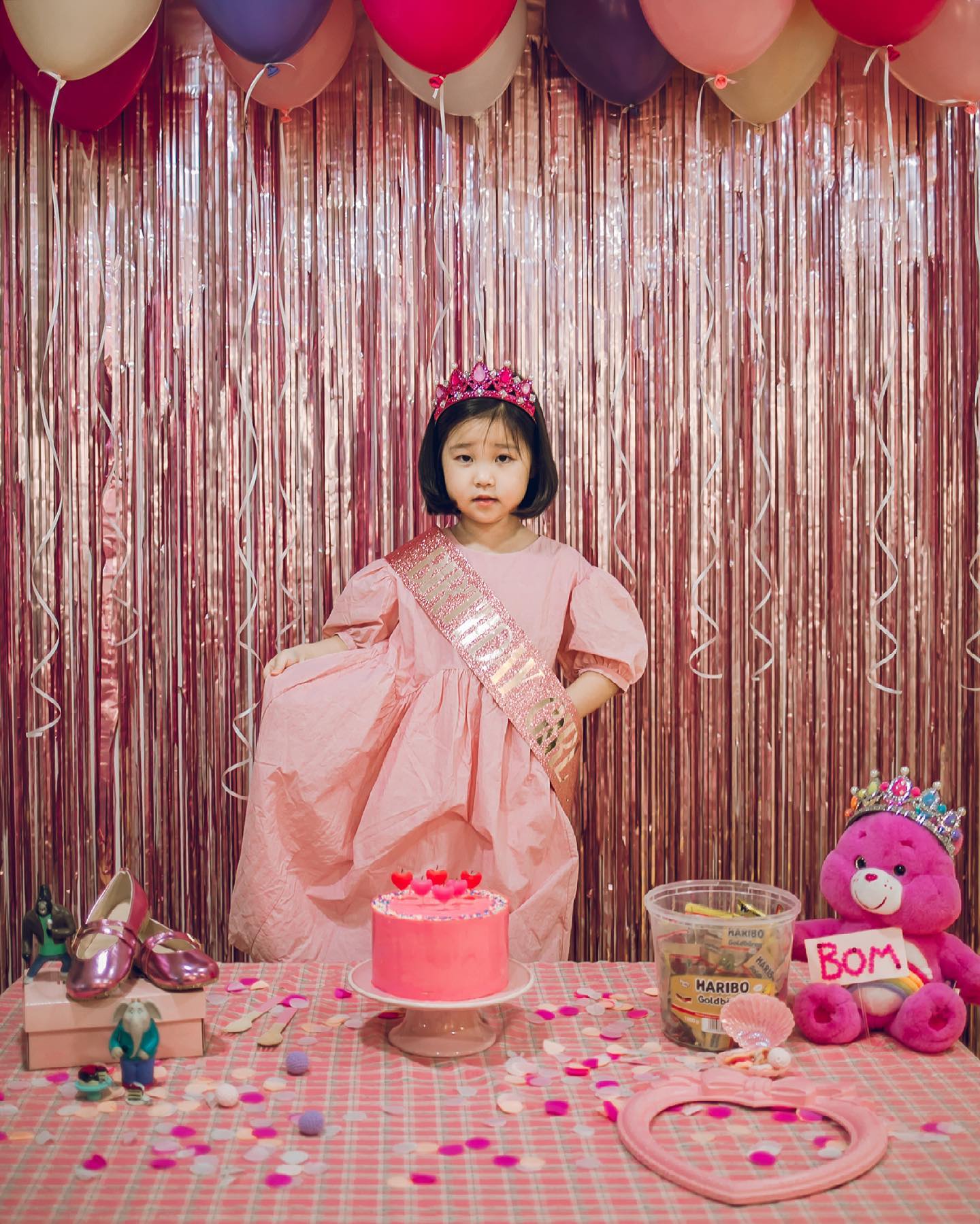 내 사랑의 여섯번째 생일💕
이토록 어마어마하게 어여쁜 너를 만나서
가족이라는 이름으로 함께 할 수 있는 날들이 참 감사해
엄만 봄이를 세상에서 제일 사랑해🎂
매일 매일 니가 자라는 만큼 엄마도 자라는 거야-
우리 쑥쑥 크자🎀
⠀

#여섯살생일 #딸스타그램 #엄마표생일상 #공주님생일 #아이생일파티 #생일선물 #몇개를사는거니 #오슈가케이크 #제니퍼스타일 #6살딸 #6살생일파티 #벌써6살 #홈파티 #홈스냅 #홈스냅촬영 #핑크핑크 #핑크언제끊을래