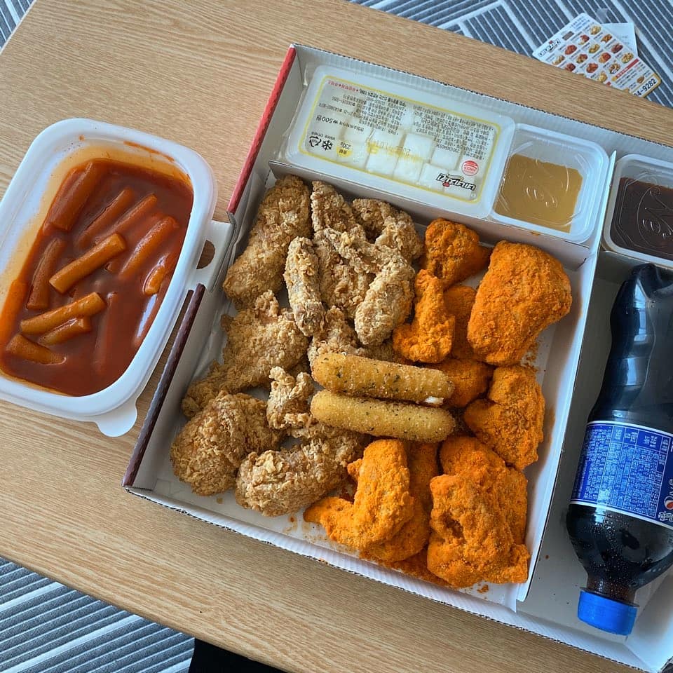  “✔나의2️⃣5️⃣번째 먹부림 네네치킨 후라이드반 매콤치즈스노윙반과 떡볶이🍗 저는 네네치킨 완전 좋아해요! 매콤치즈스노윙이 완전 제 스타일이거덩여 매콤단짠에 완전 불량한맛👍 근데 제가 시켰던곳에서 서비스로 고구마치즈스틱을 주신거있죠 완전…”