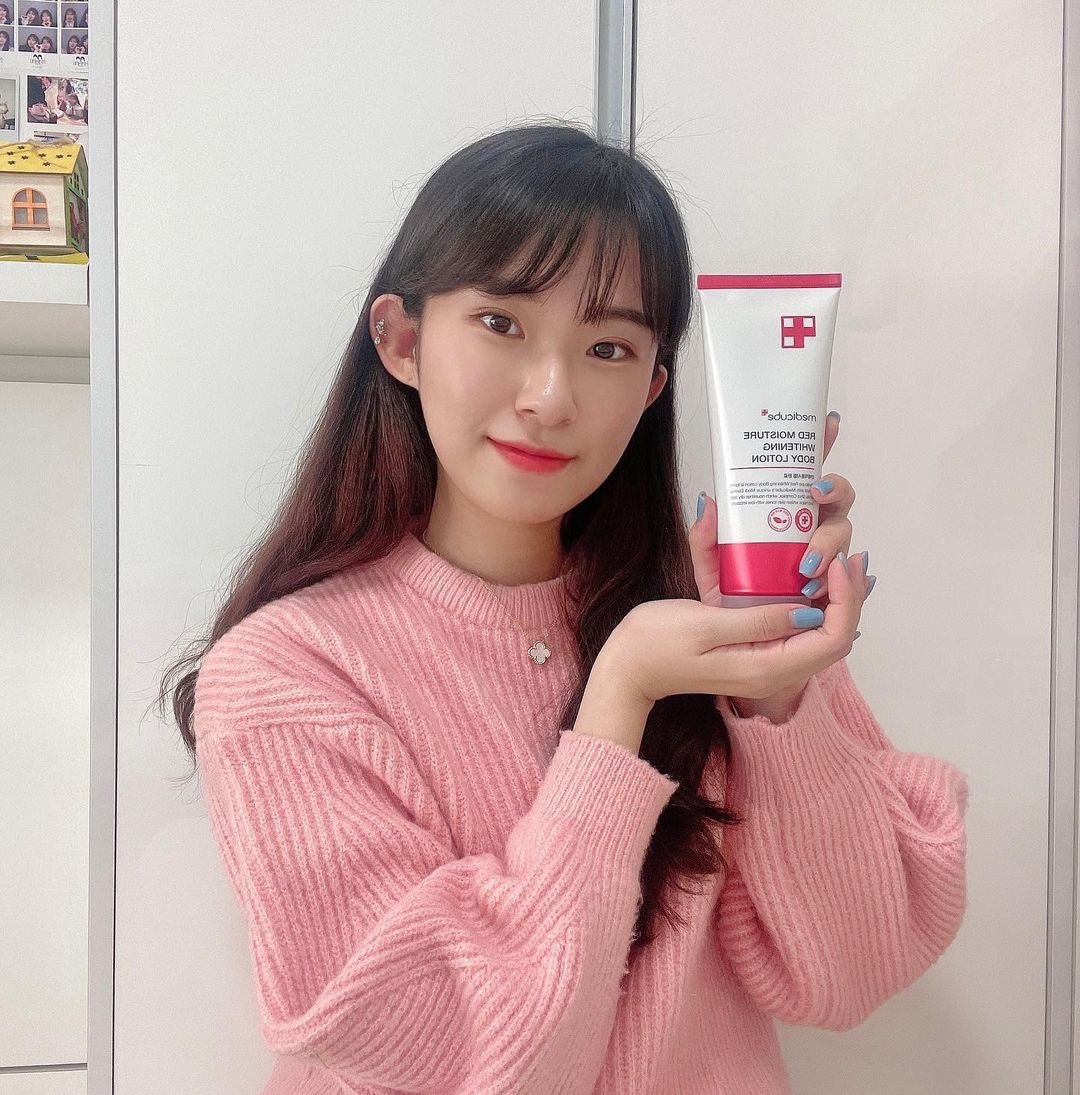  “#협찬 건조함을 줄여주고 미백효과까지 있는 레드 모이스처 화이트닝 바디로션! 💫보습 미백 듀얼 케어 메디큐브만의 독자 개발 원료로 효과적인 성분 선별, 동시 케어 가능하게 함. 💫저자극 순한 제형 저자극 시험을 통과해 예민한 피부까지 사용…”