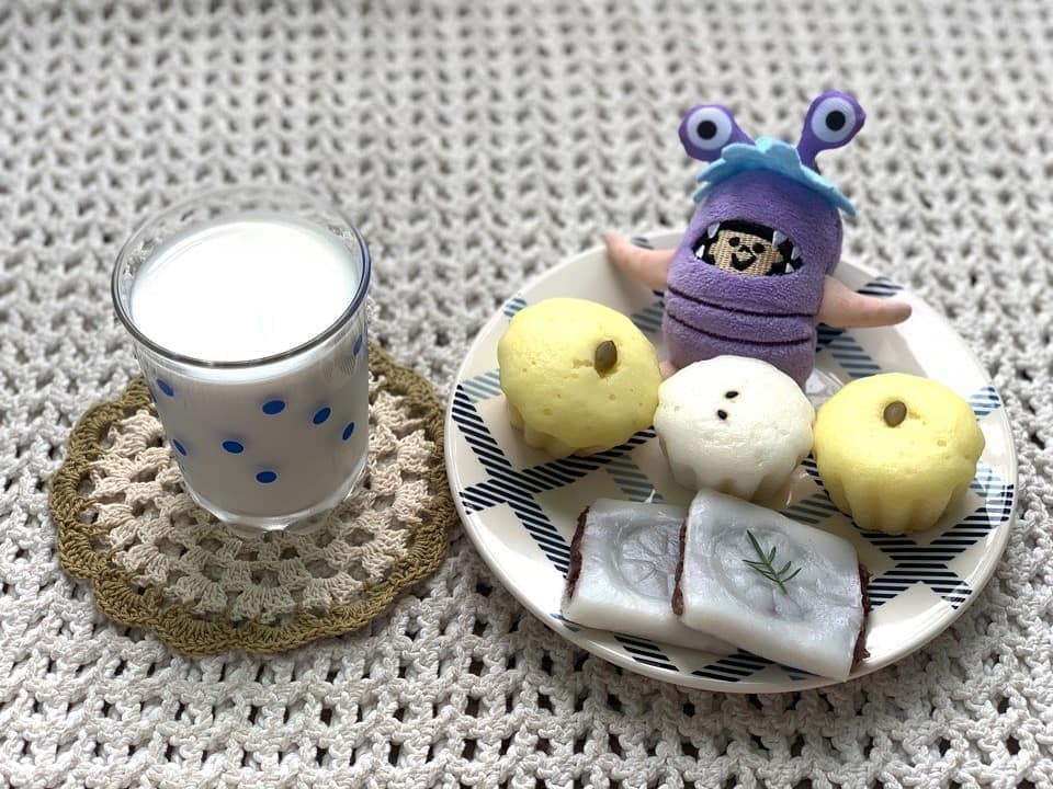  “. #떡보의하루 앙꼬절편&방울증편(팥, 치즈)🍡 ⠀ 떡도 쫄깃쫀득 팥이 막막 삐져나올만큼 낭낭한 떡보의하루 앙꼬절편! 갈은 팥이 아니라 통팥이라 씹는 식감도 좋고 달달해서 더 JMT!🧡 ⠀ 떡과 빵 사이의 쫄깃폭신한듯한 방울증편! 팥 방울증편도 갈은…”