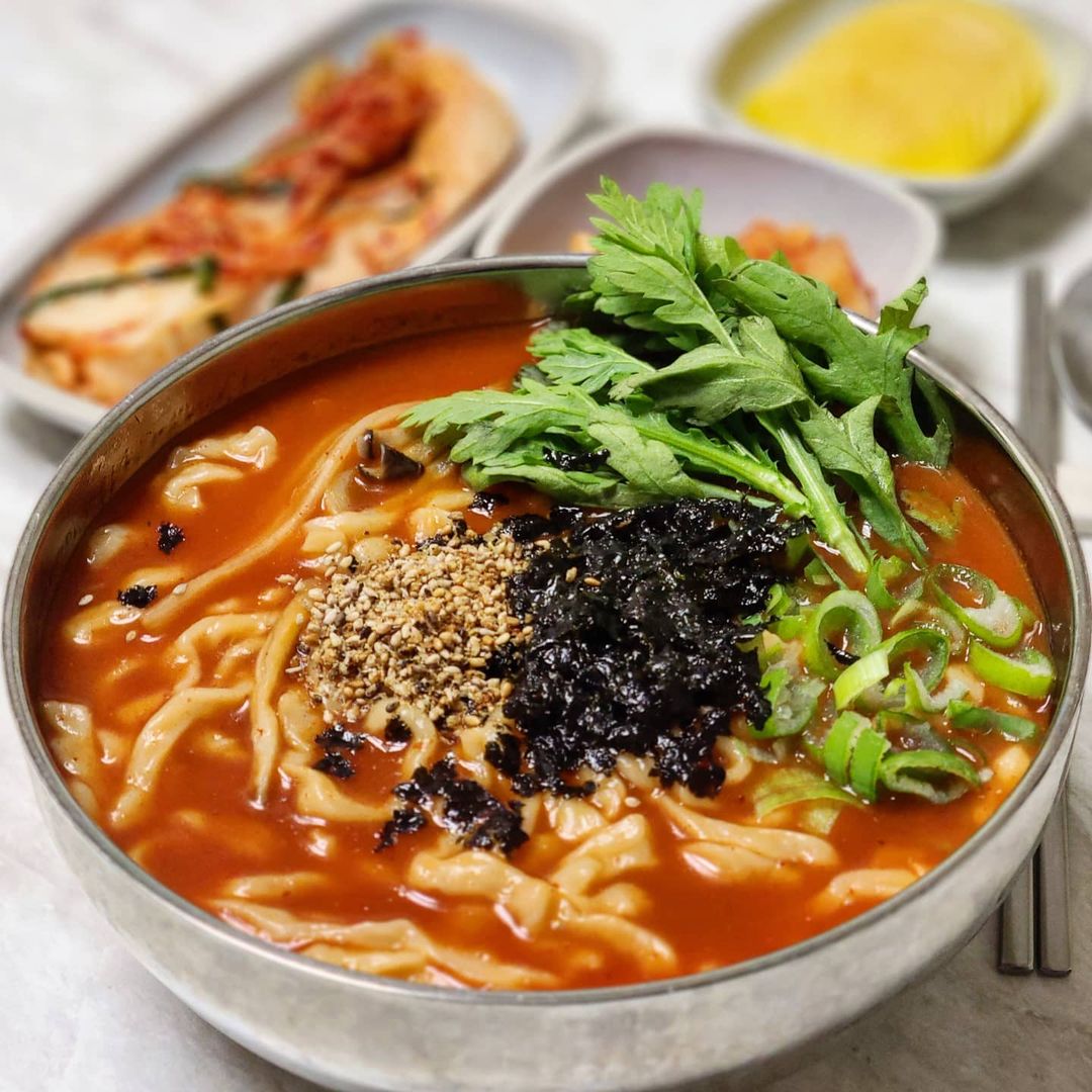  “👉#하동엄마네 #얼큰이칼국수 #제품협찬 . 비줠부터 국물 찐~하고 칼칼해 보이는 게 술도 안마셨는데 #해장 되는 거 같은 느낌의 매콤 얼큰한 #칼국수 ...😅 . 면도 직접 뽑은 쫄깃 탱글한 수타생면!!!🍜 넘 굵으면 밀가루 냄새가 날 수도…”